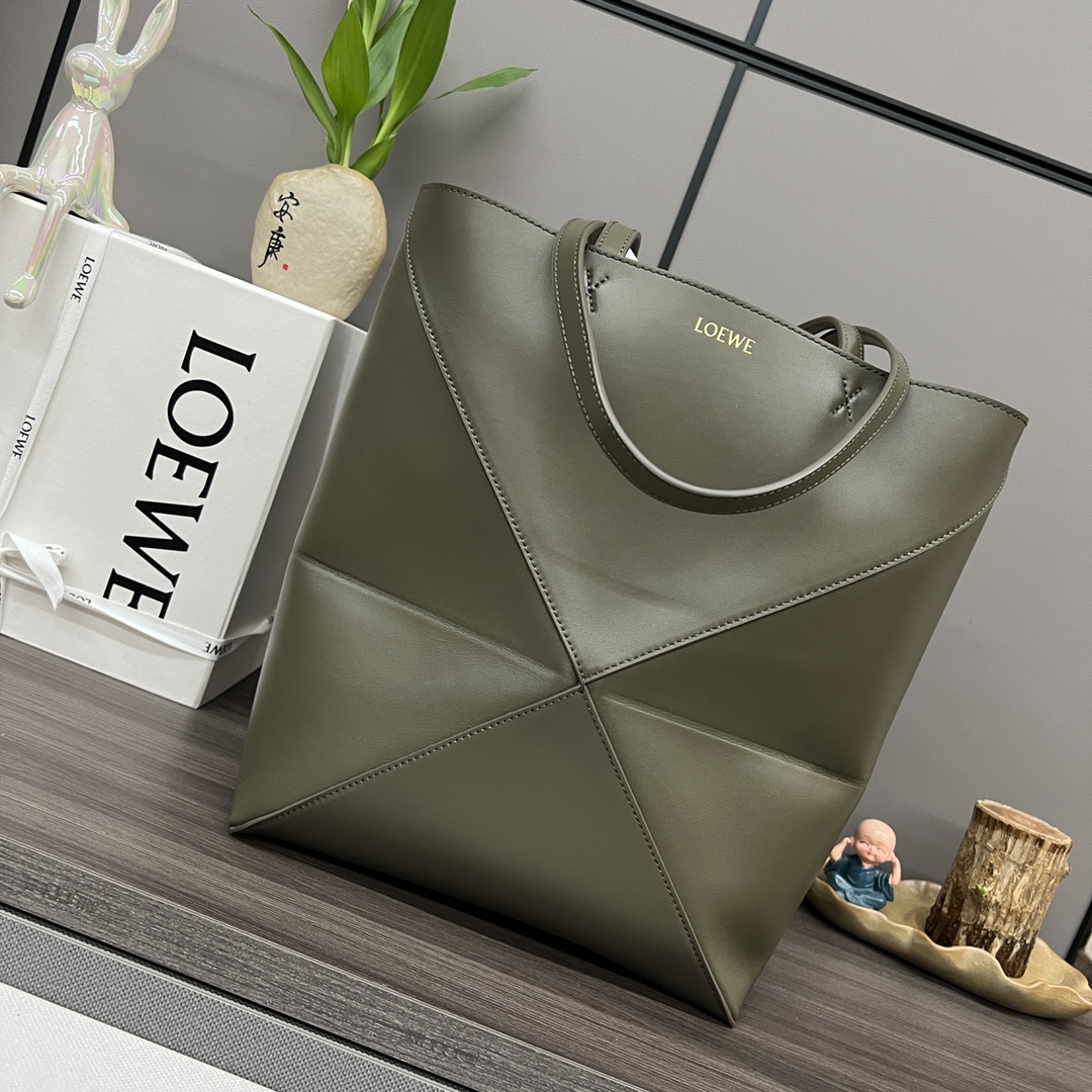 Bagsaaa L0ew* Medium Puzzle Fold tote in shiny calfskin khaki green - 31.5 cm