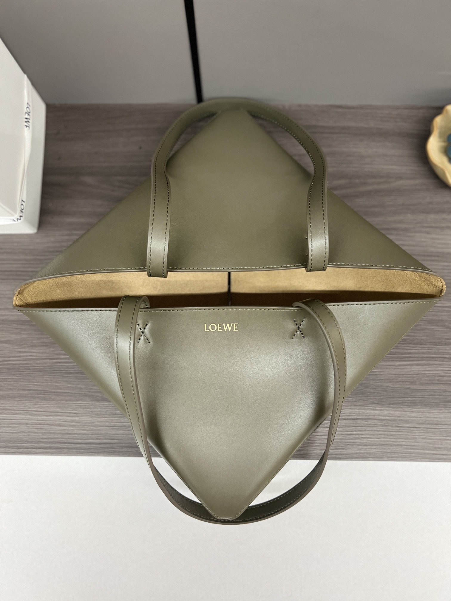 Bagsaaa L0ew* Medium Puzzle Fold tote in shiny calfskin khaki green - 31.5 cm