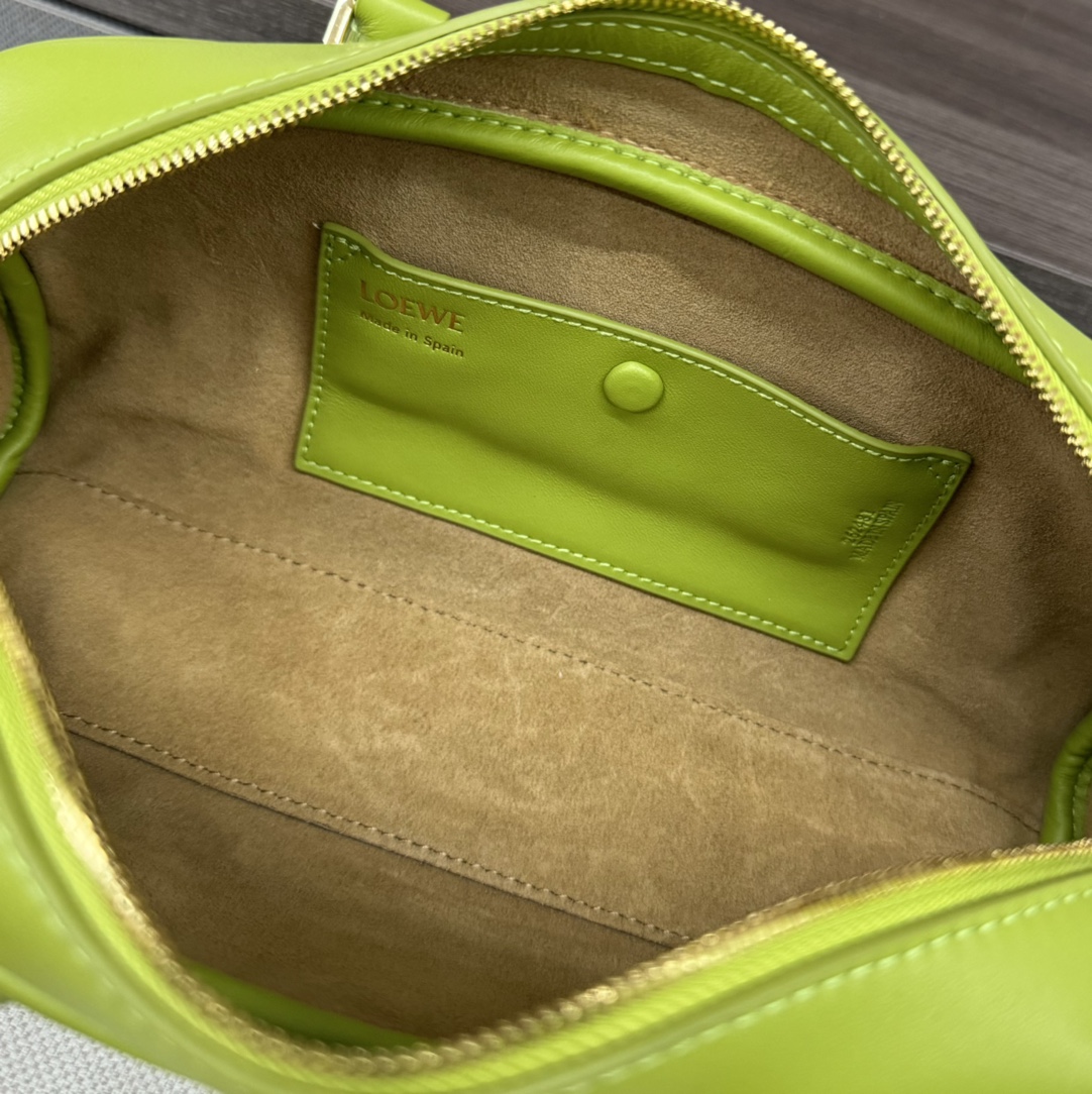 Bagsaaa L0ew* Amazona 23 Cropped bag in nappa calfskin Meadow Green - 23x11x10 cm