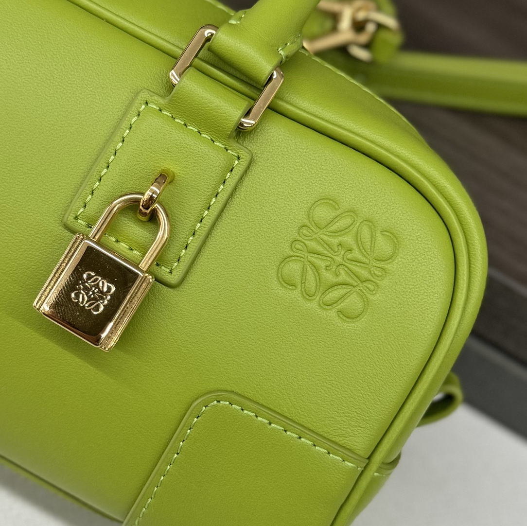 Bagsaaa L0ew* Amazona 23 Cropped bag in nappa calfskin Meadow Green - 23x11x10 cm