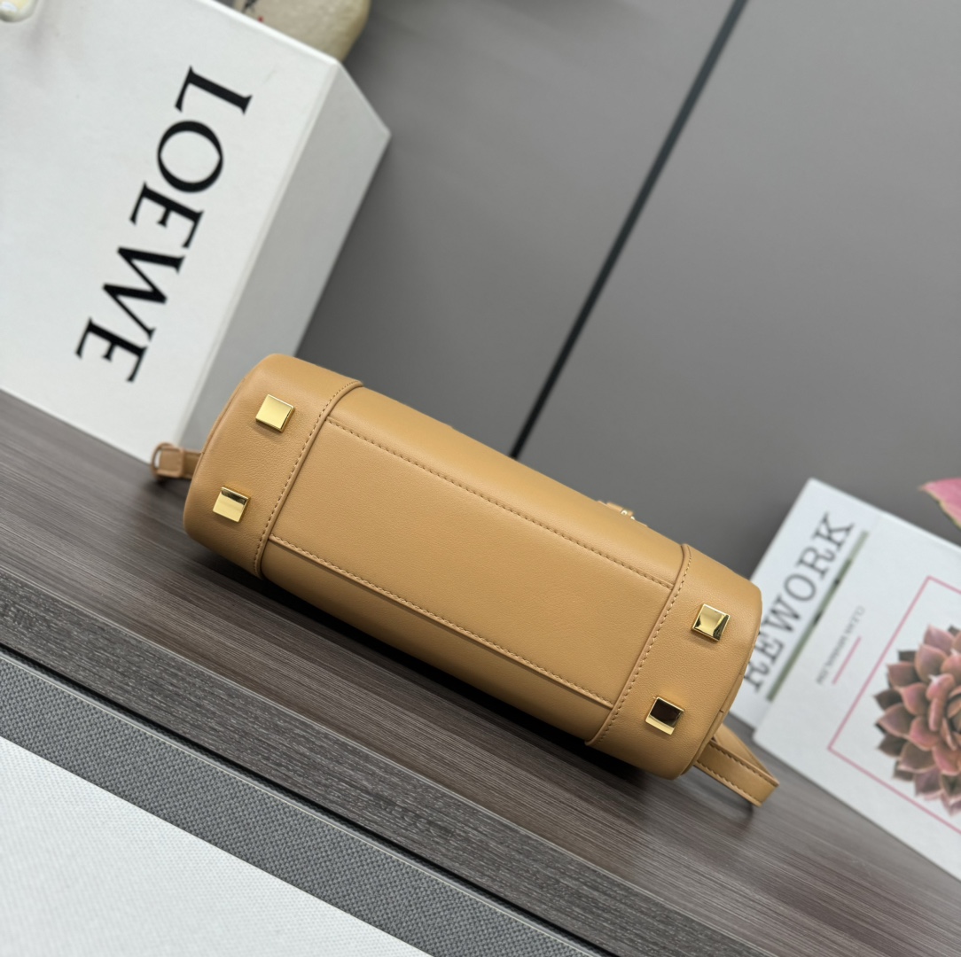 Bagsaaa L0ew* Amazona 23 Cropped bag in nappa calfskin beige - 23x11x10 cm