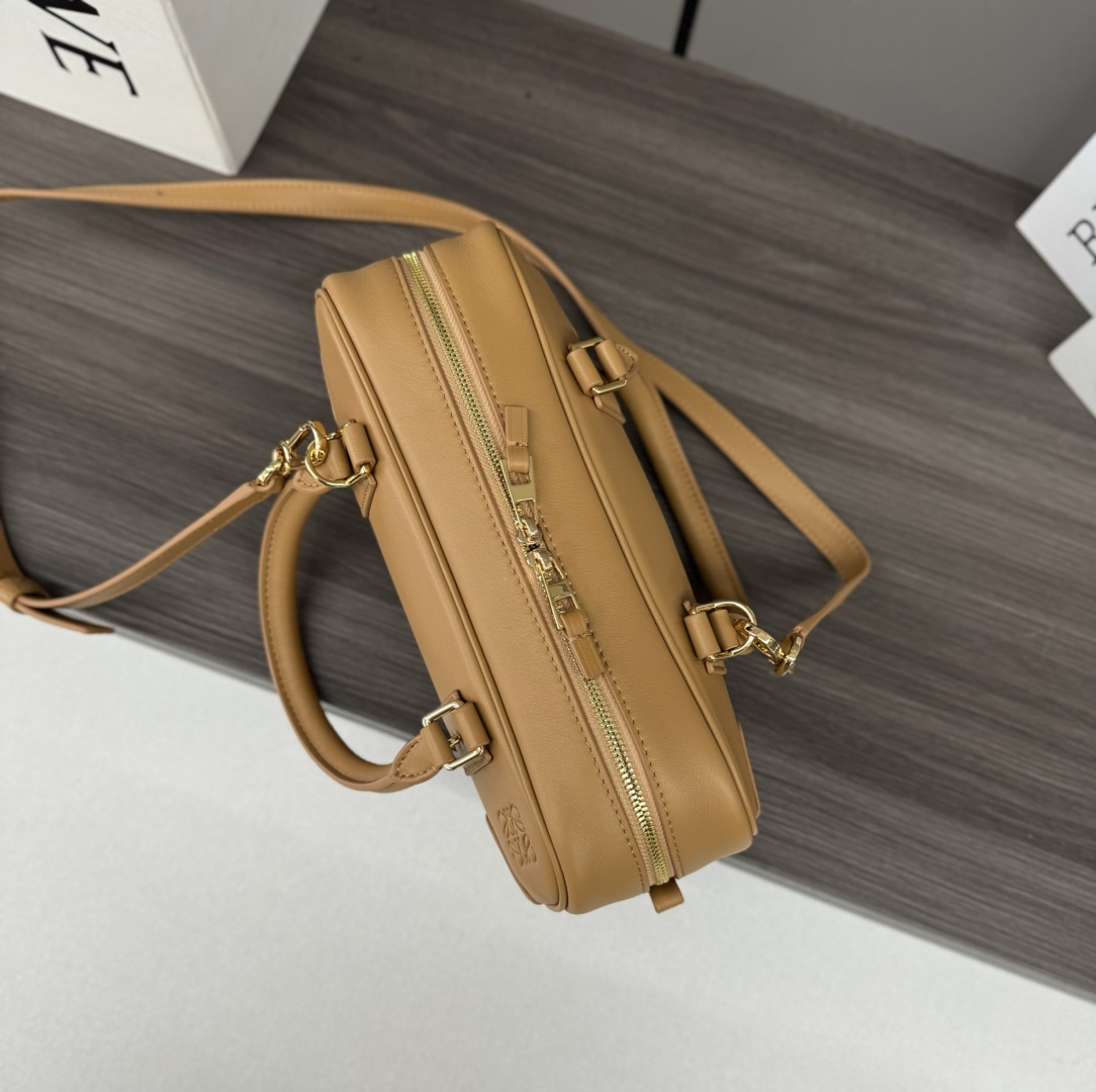 Bagsaaa L0ew* Amazona 23 Cropped bag in nappa calfskin beige - 23x11x10 cm