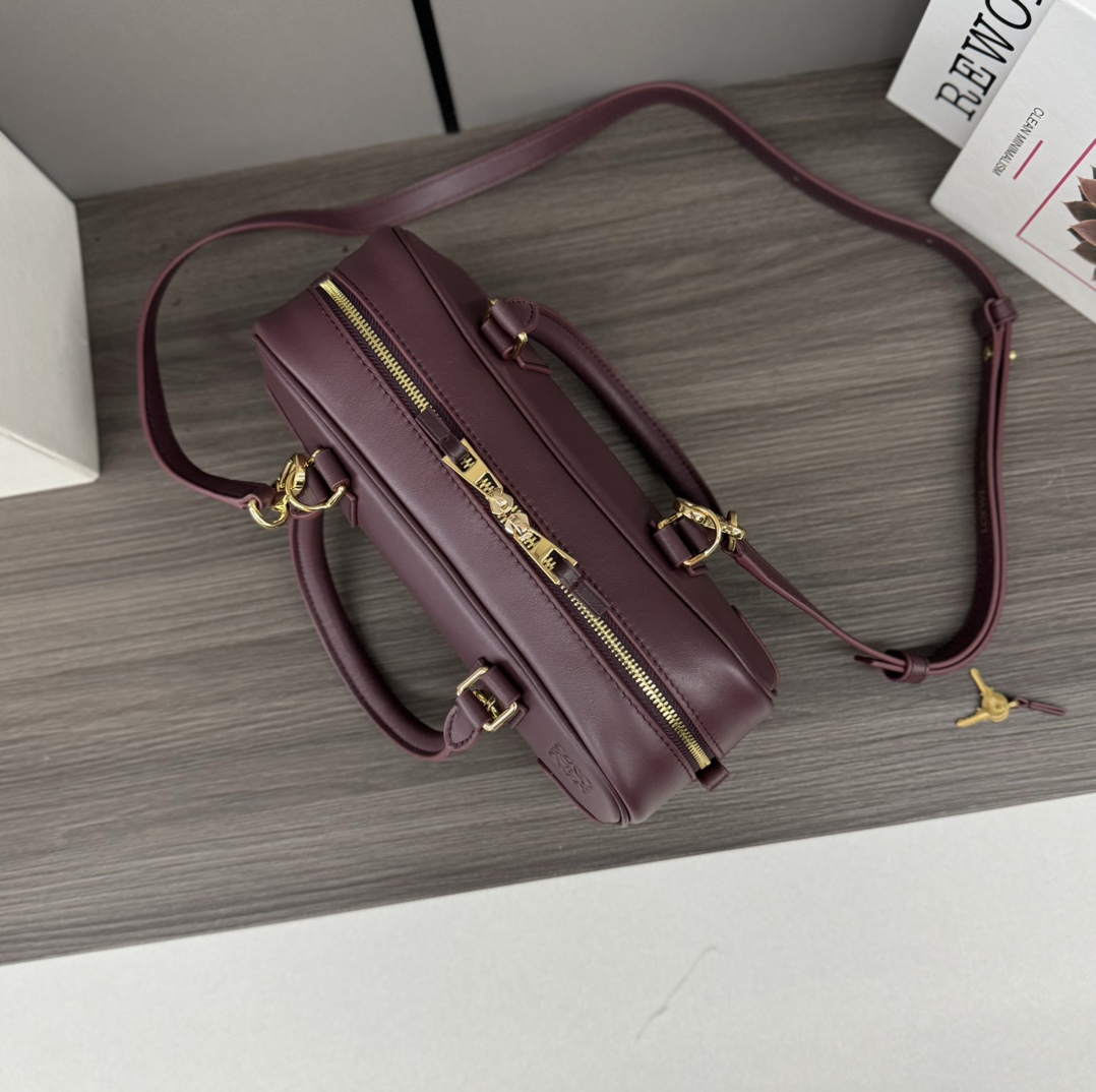 Bagsaaa L0ew* Amazona 23 Cropped bag in nappa calfskin dark burgundy - 23x11x10 cm