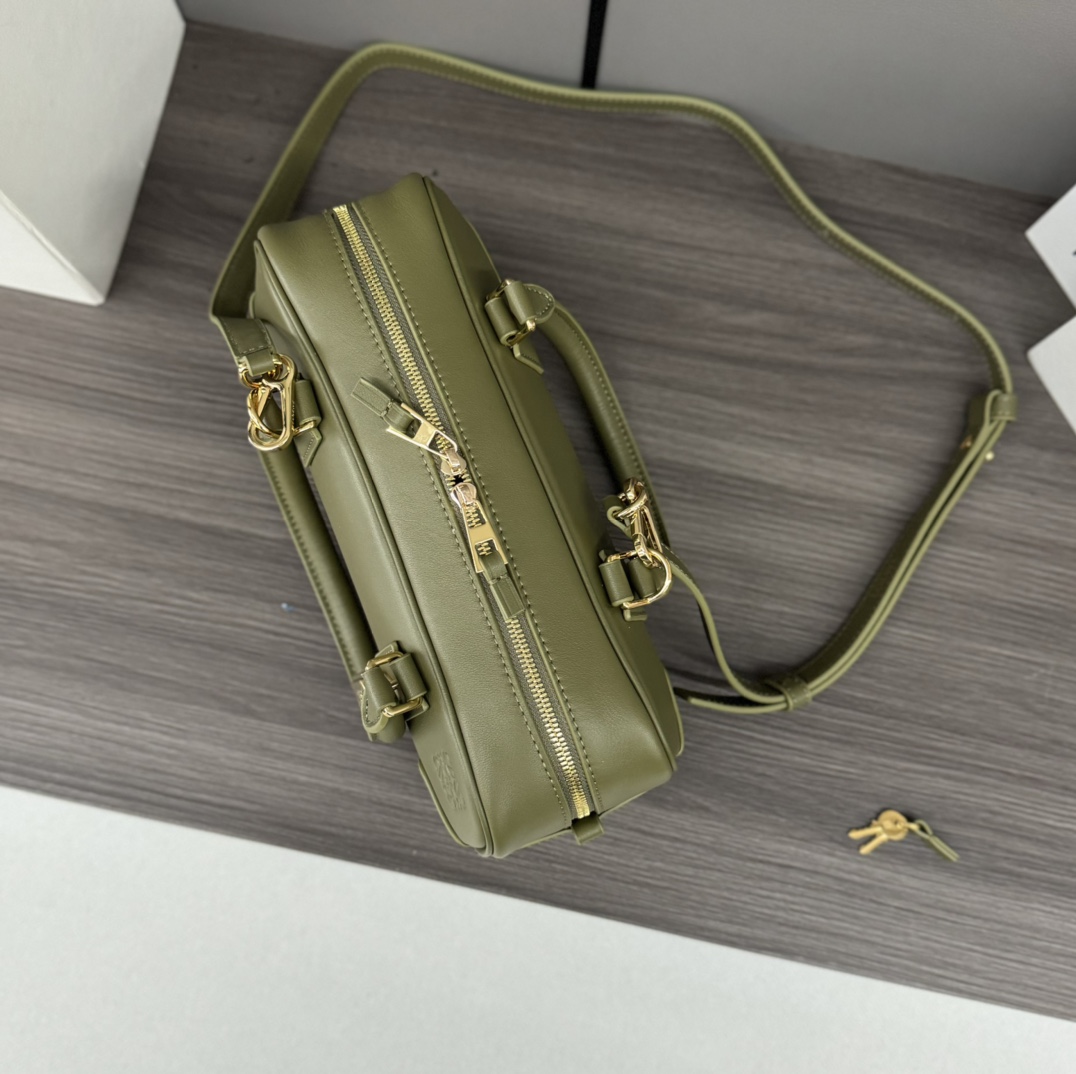 Bagsaaa L0ew* Amazona 23 Cropped bag in nappa calfskin khaki green - 23x11x10 cm