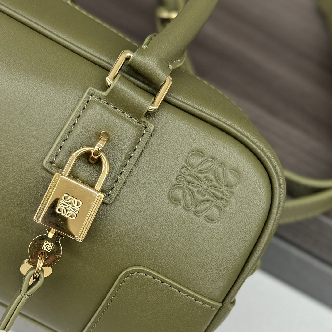 Bagsaaa L0ew* Amazona 23 Cropped bag in nappa calfskin khaki green - 23x11x10 cm