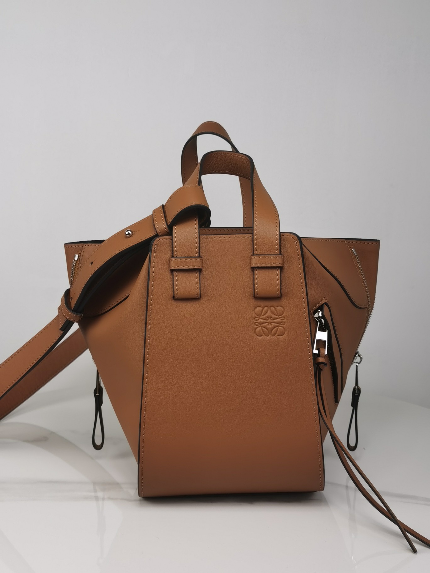Bagsaaa L0ew* Compact Hammock bag in classic calfskin brown -21cm