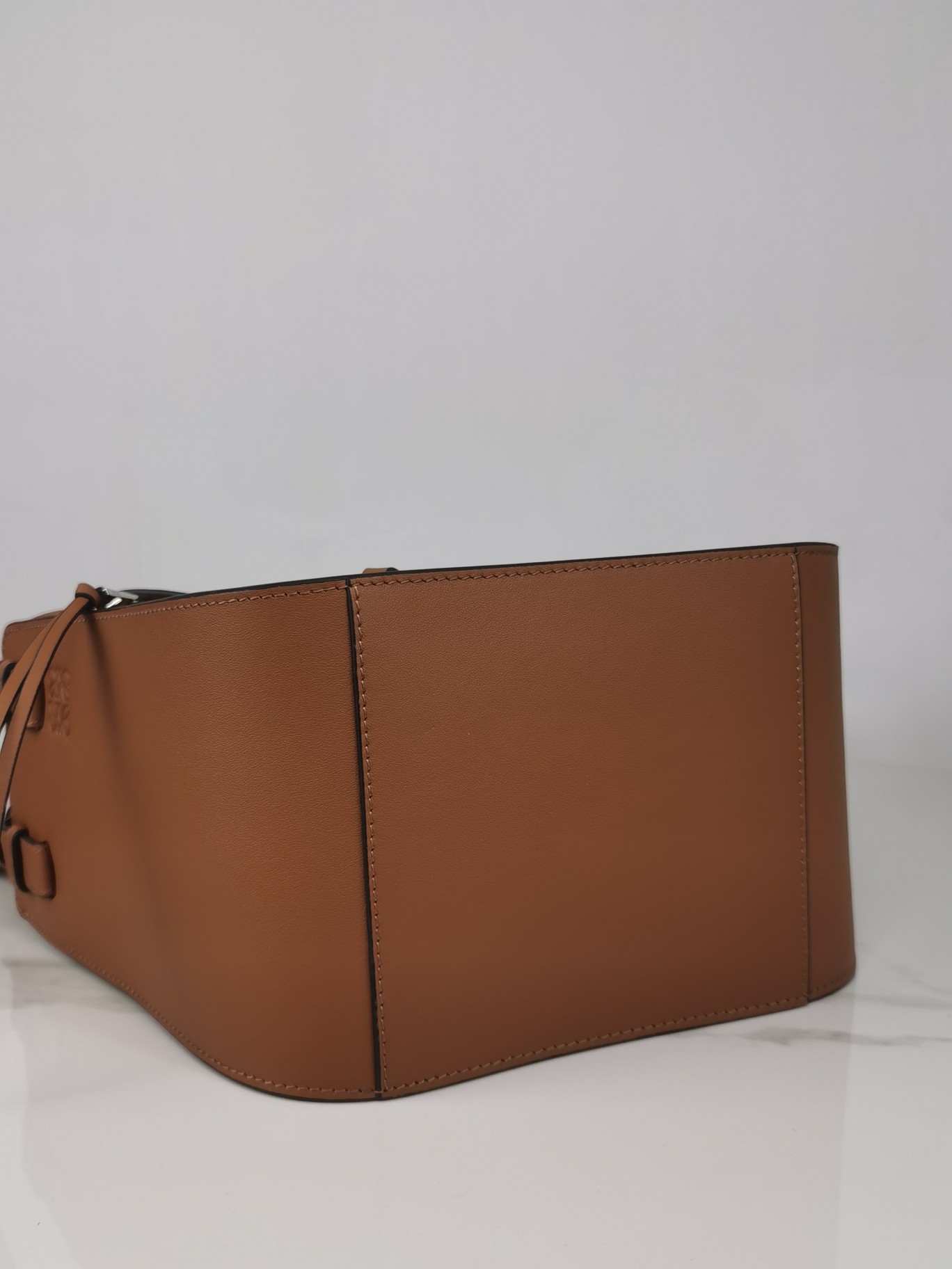 Bagsaaa L0ew* Compact Hammock bag in classic calfskin brown -21cm