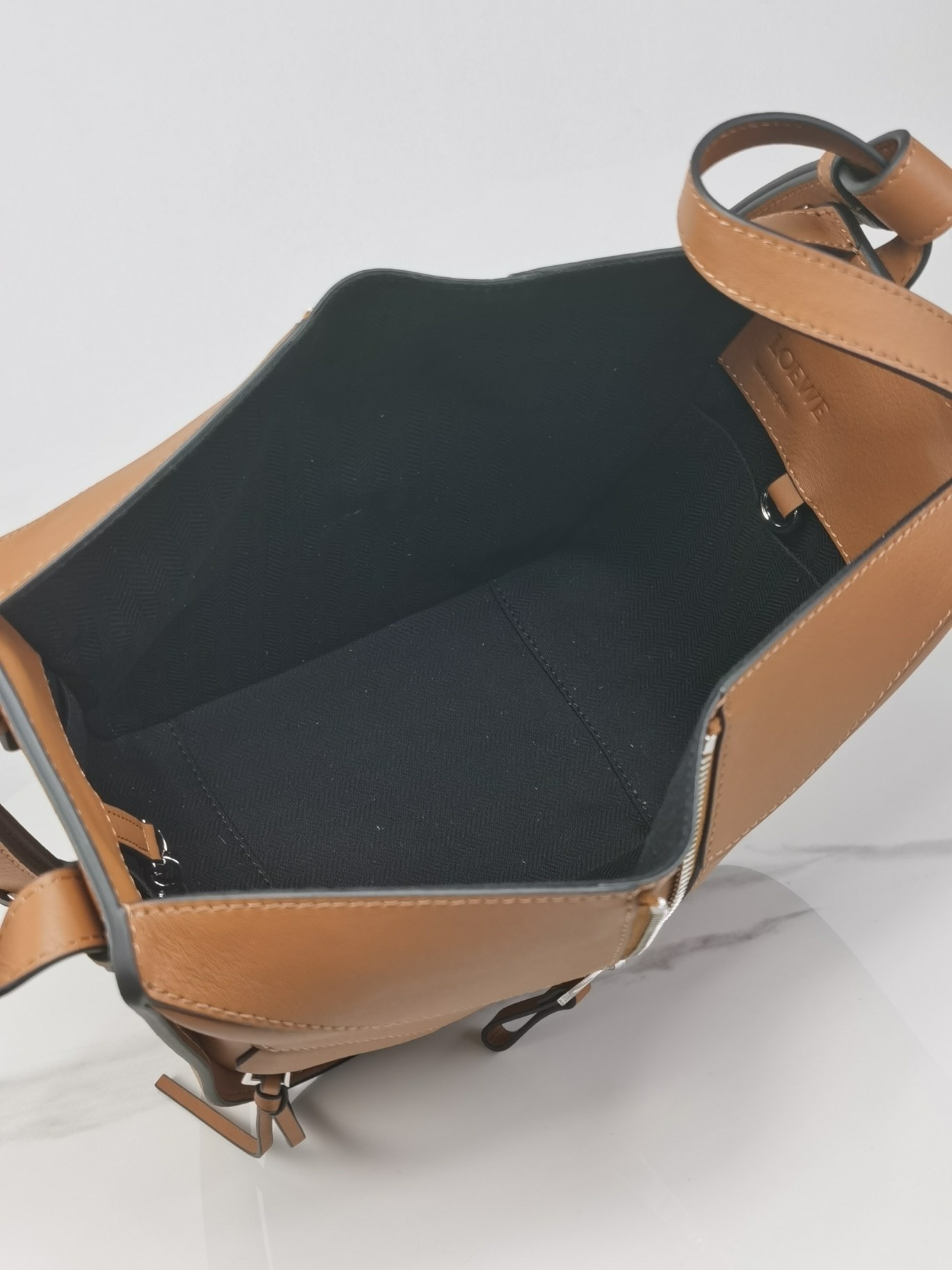 Bagsaaa L0ew* Compact Hammock bag in classic calfskin brown -21cm