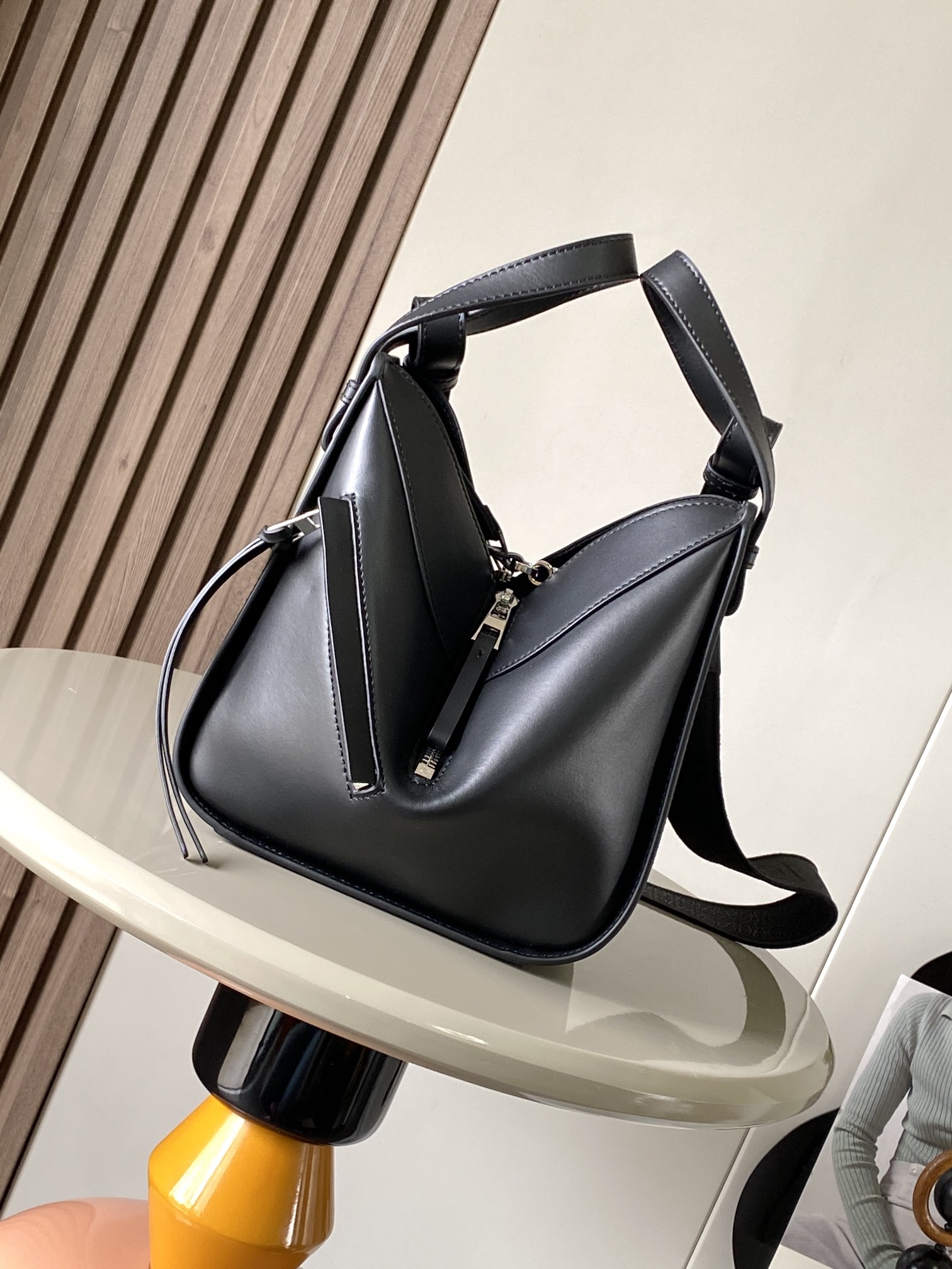 Bagsaaa L0ew* Compact Hammock bag in classic calfskin black - 21cm