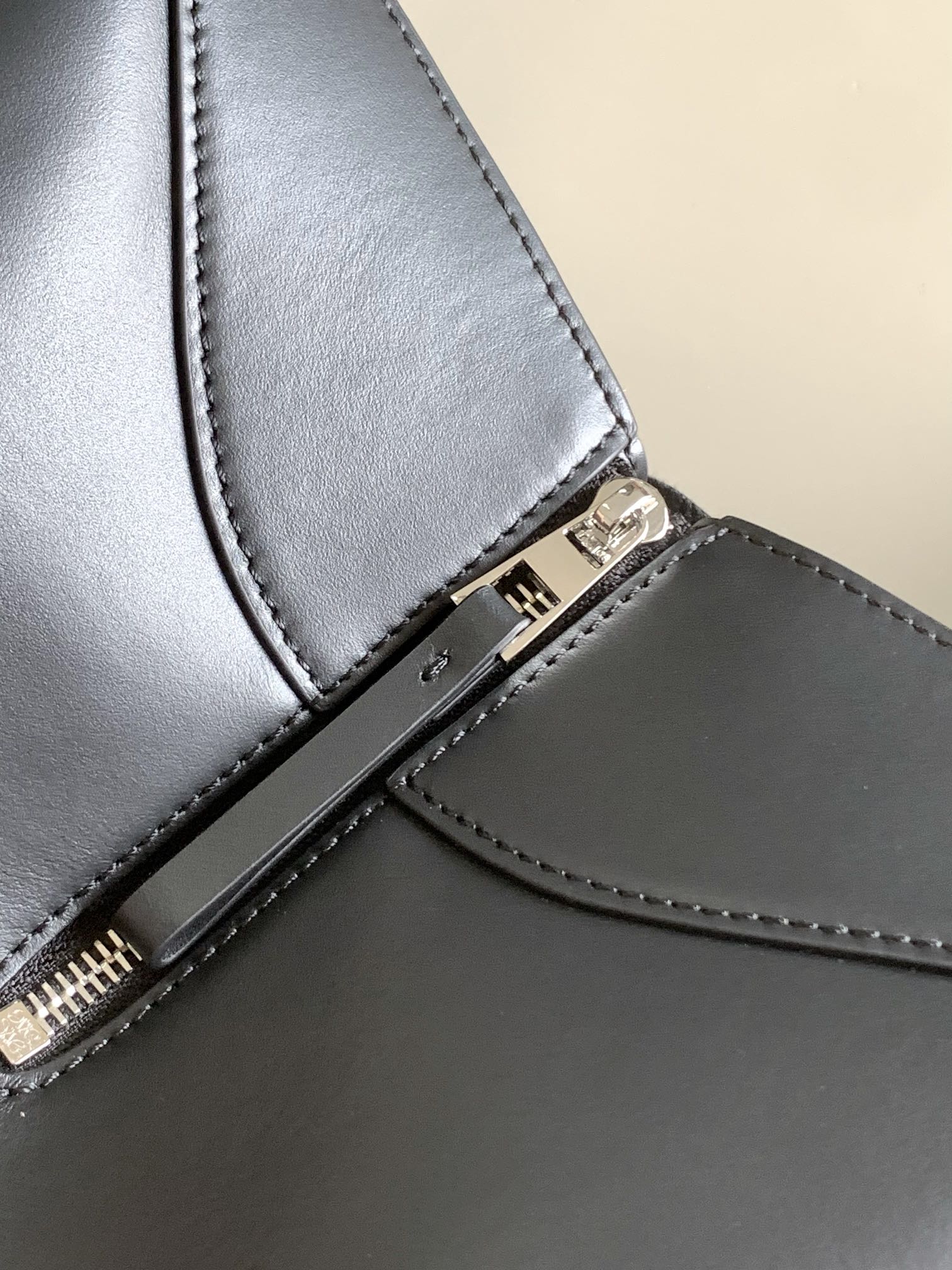 Bagsaaa L0ew* Compact Hammock bag in classic calfskin black - 21cm