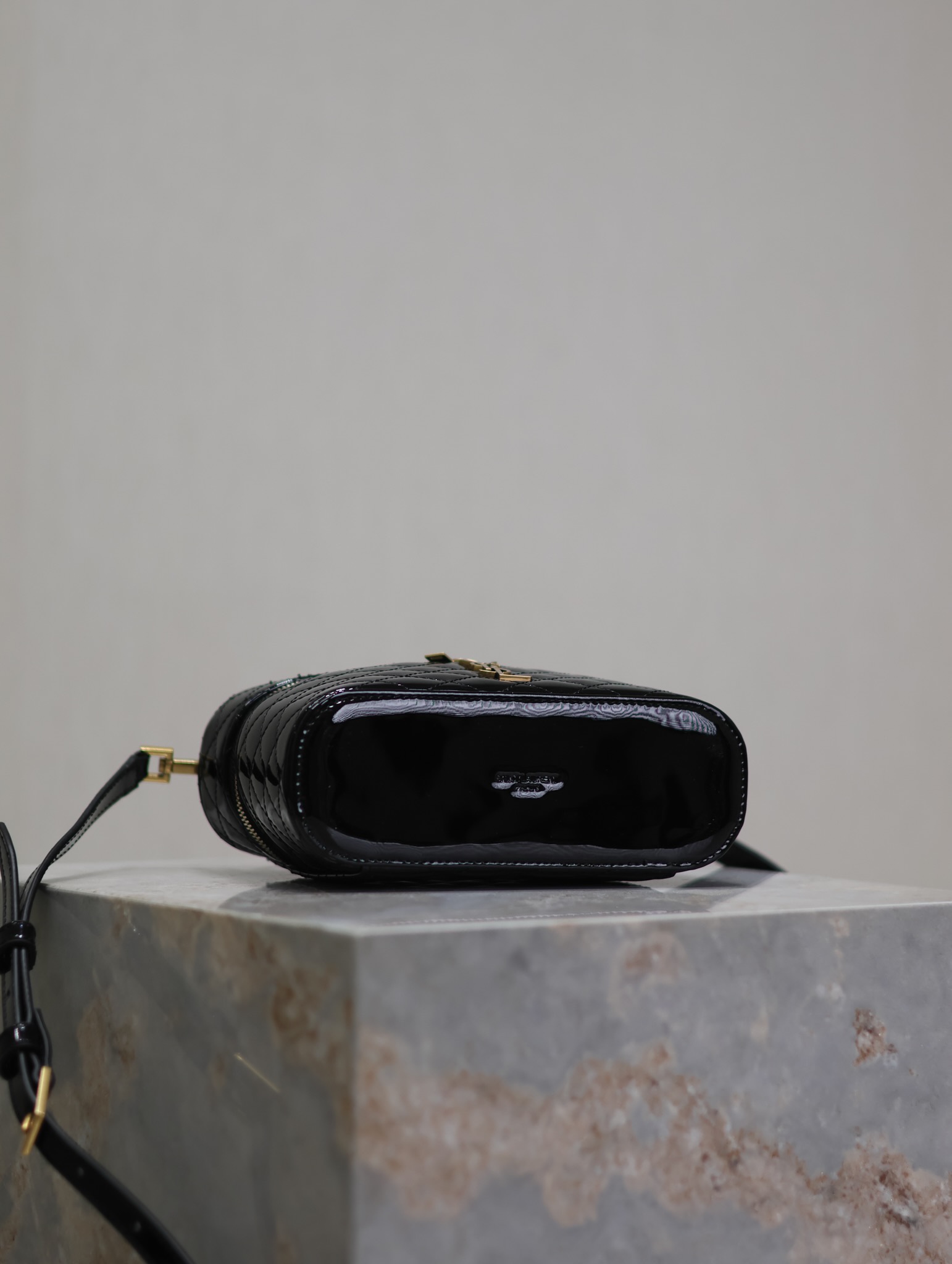 Bagsaaa Y51 Gaby Vanity Bag In Patent Leather 766731 Black - 18 X 11 X 6.5 CM