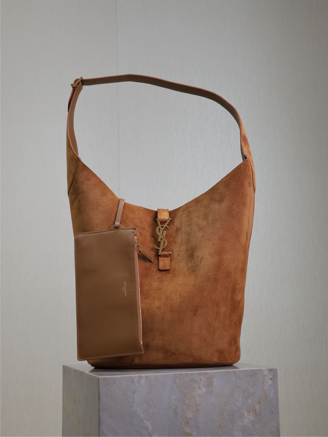 Bagsaaa Y51 Le 5 À 7 hobo in suede 793088 brown - 44 X 32 X 3 CM