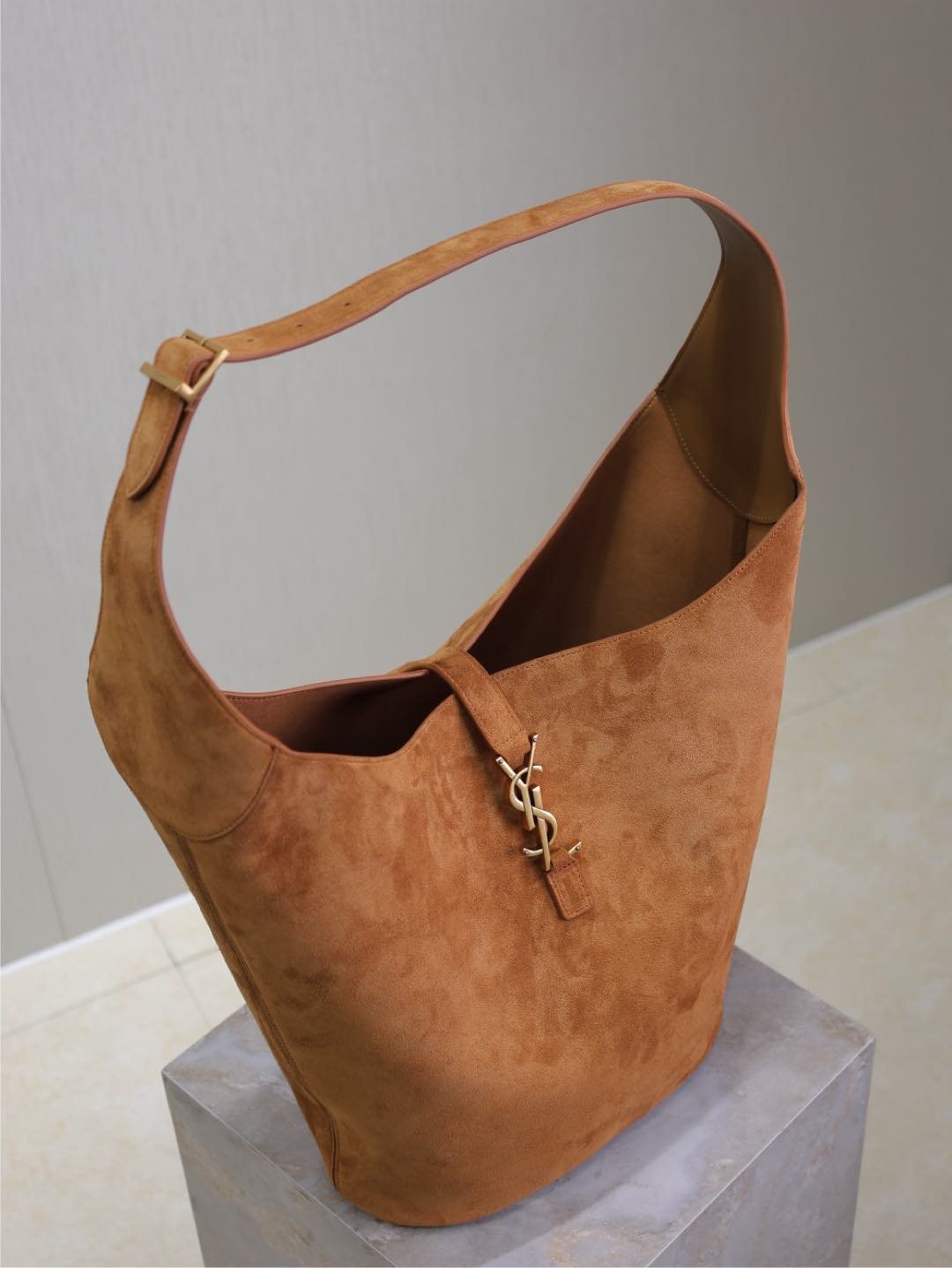 Bagsaaa Y51 Le 5 À 7 hobo in suede 793088 brown - 44 X 32 X 3 CM