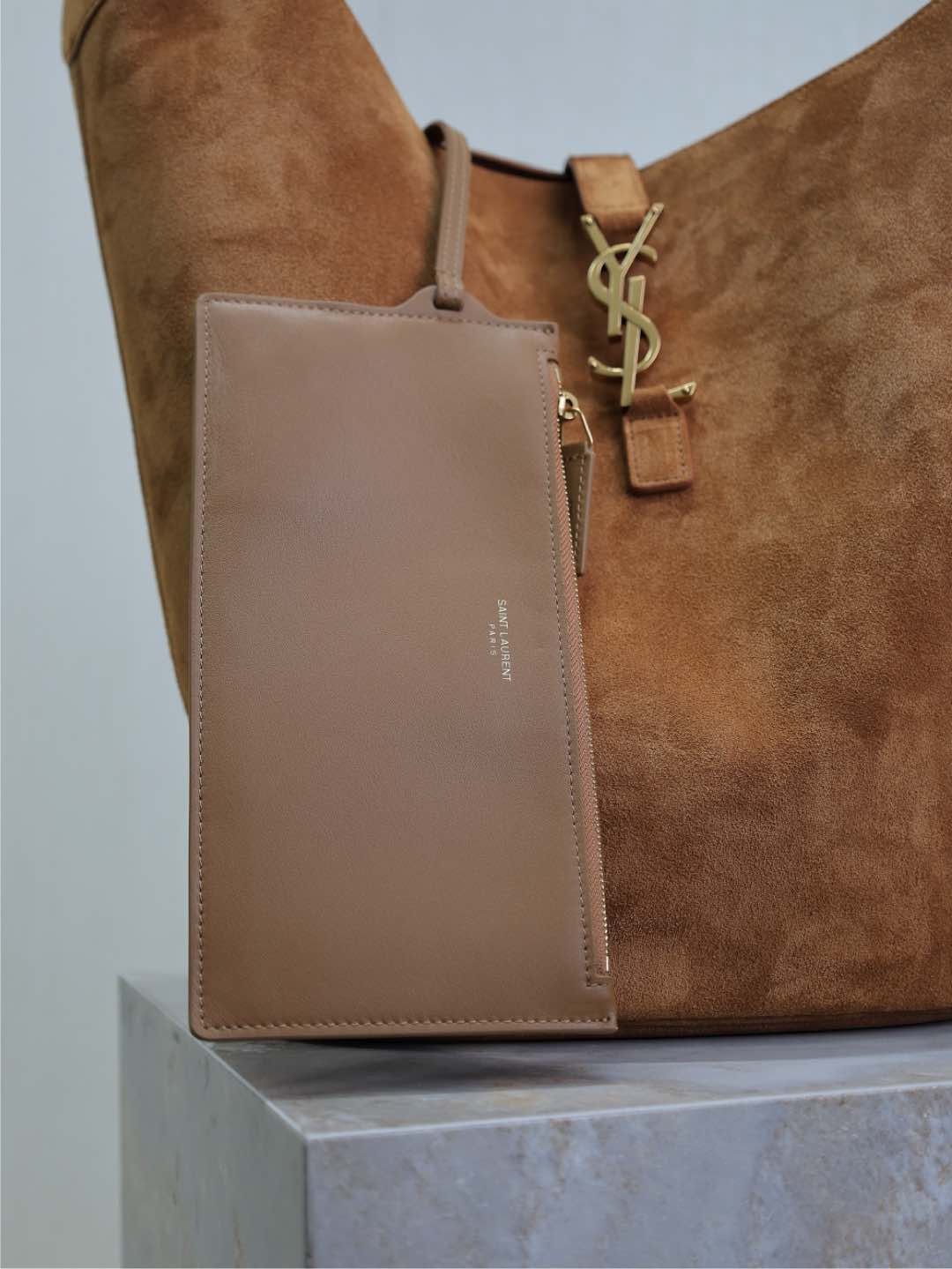 Bagsaaa Y51 Le 5 À 7 hobo in suede 793088 brown - 44 X 32 X 3 CM