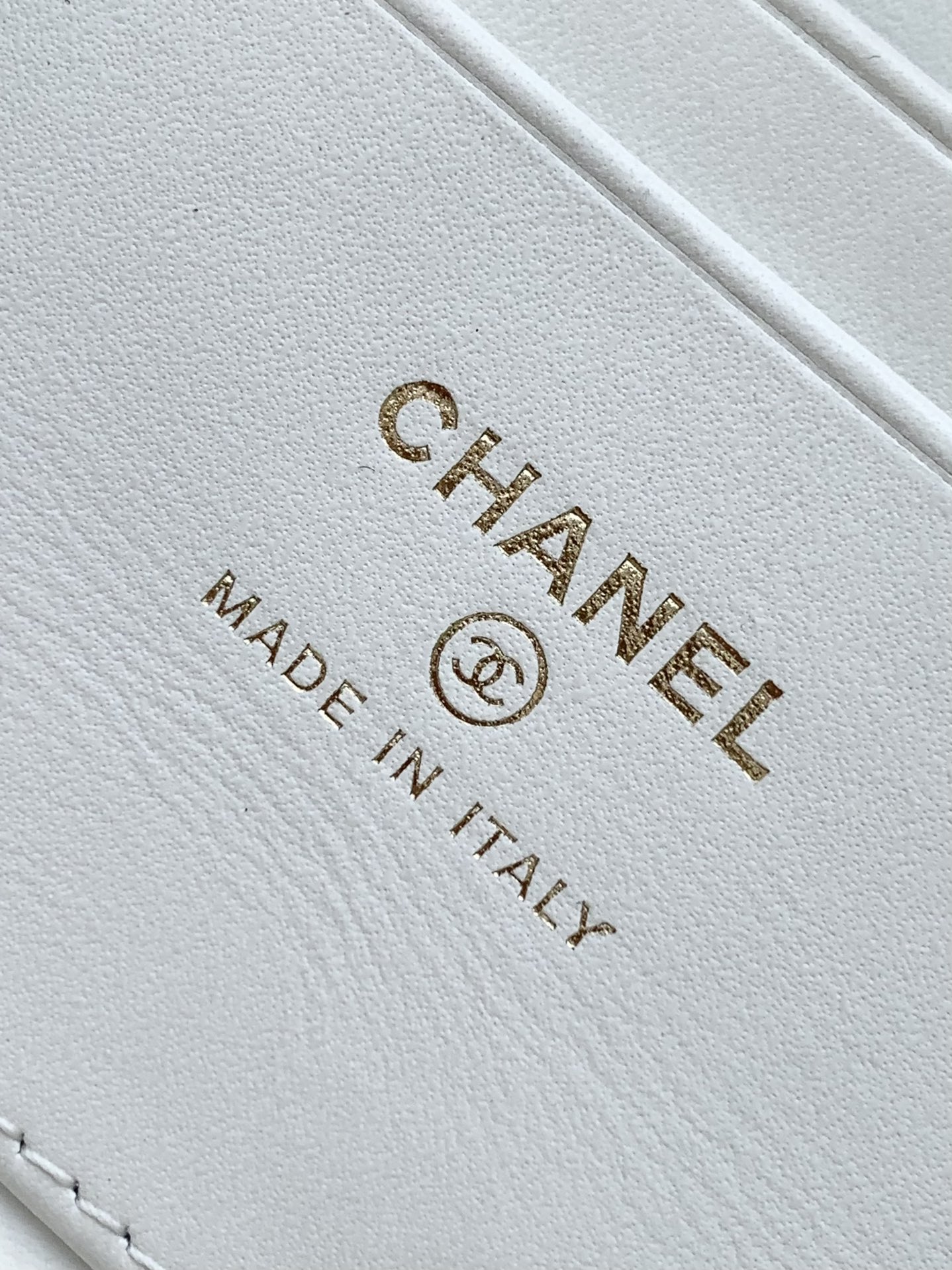 Bagsaaa Ch**el Long Vanity with chain AP4407 White - 17 x 19.5 x 5cm