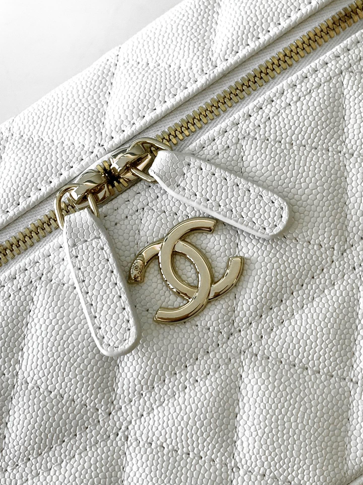 Bagsaaa Ch**el Long Vanity with chain AP4407 White - 17 x 19.5 x 5cm
