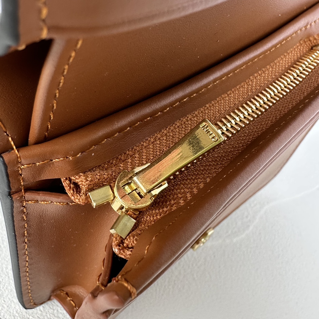 Bagsaaa Ce1i*e Triomphe Compact Wallet In Triomphe Canvas - 11 x 9 x 3 CM
