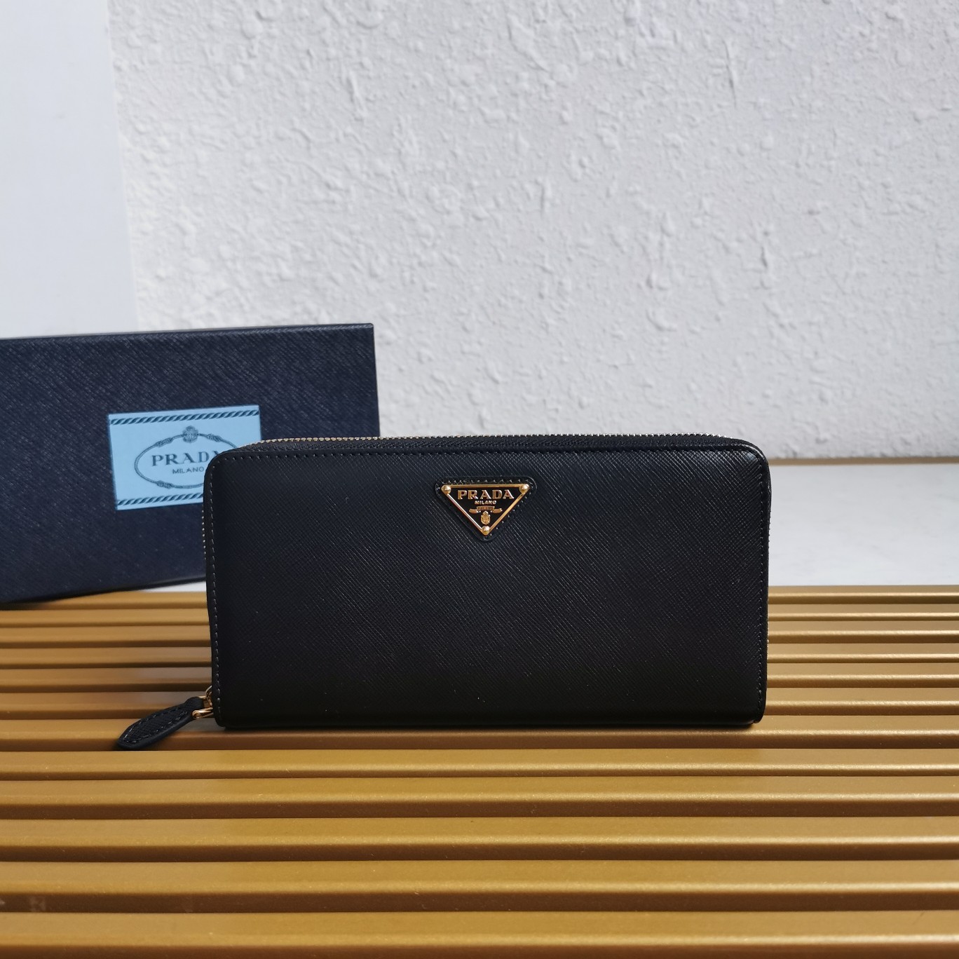 Bagsaaa Pra*a Large Saffiano Leather Wallet Black & Gold - 20cm