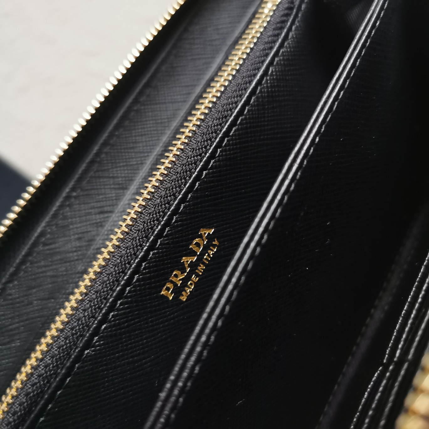Bagsaaa Pra*a Large Saffiano Leather Wallet Black & Gold - 20cm