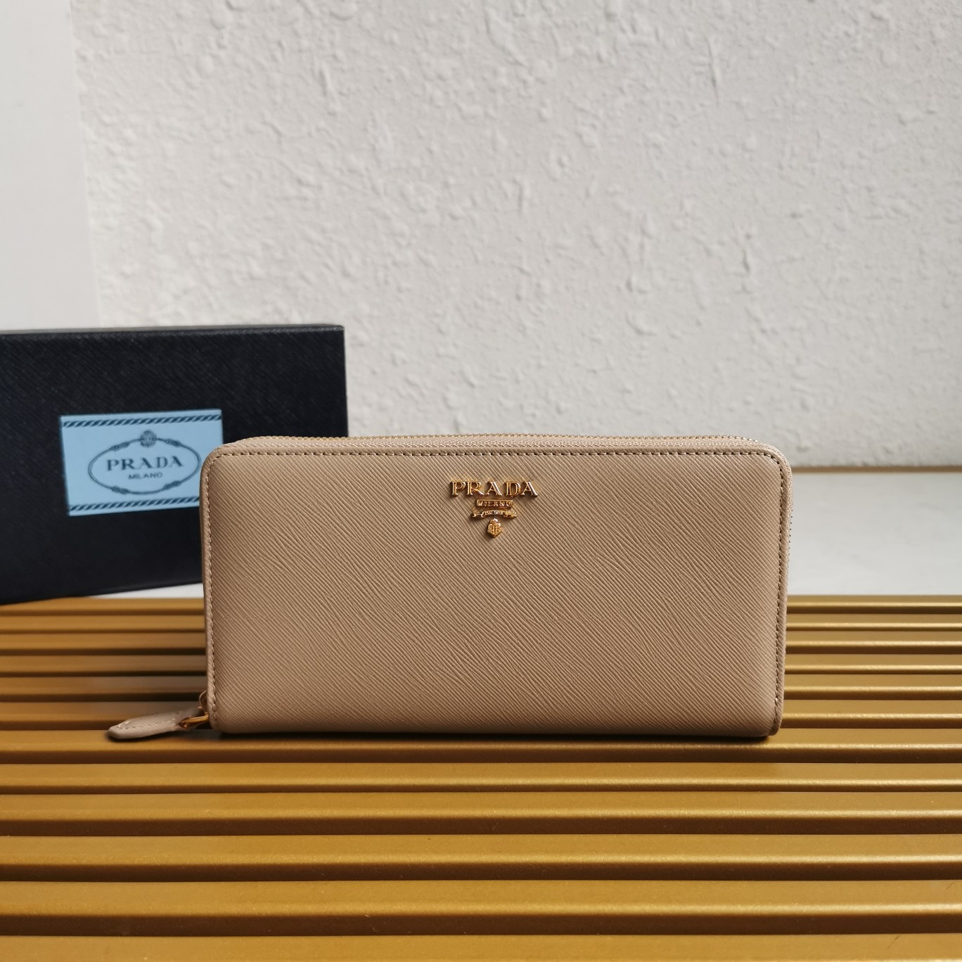 Bagsaaa Pra*a Large Saffiano leather wallet beige - 20cm