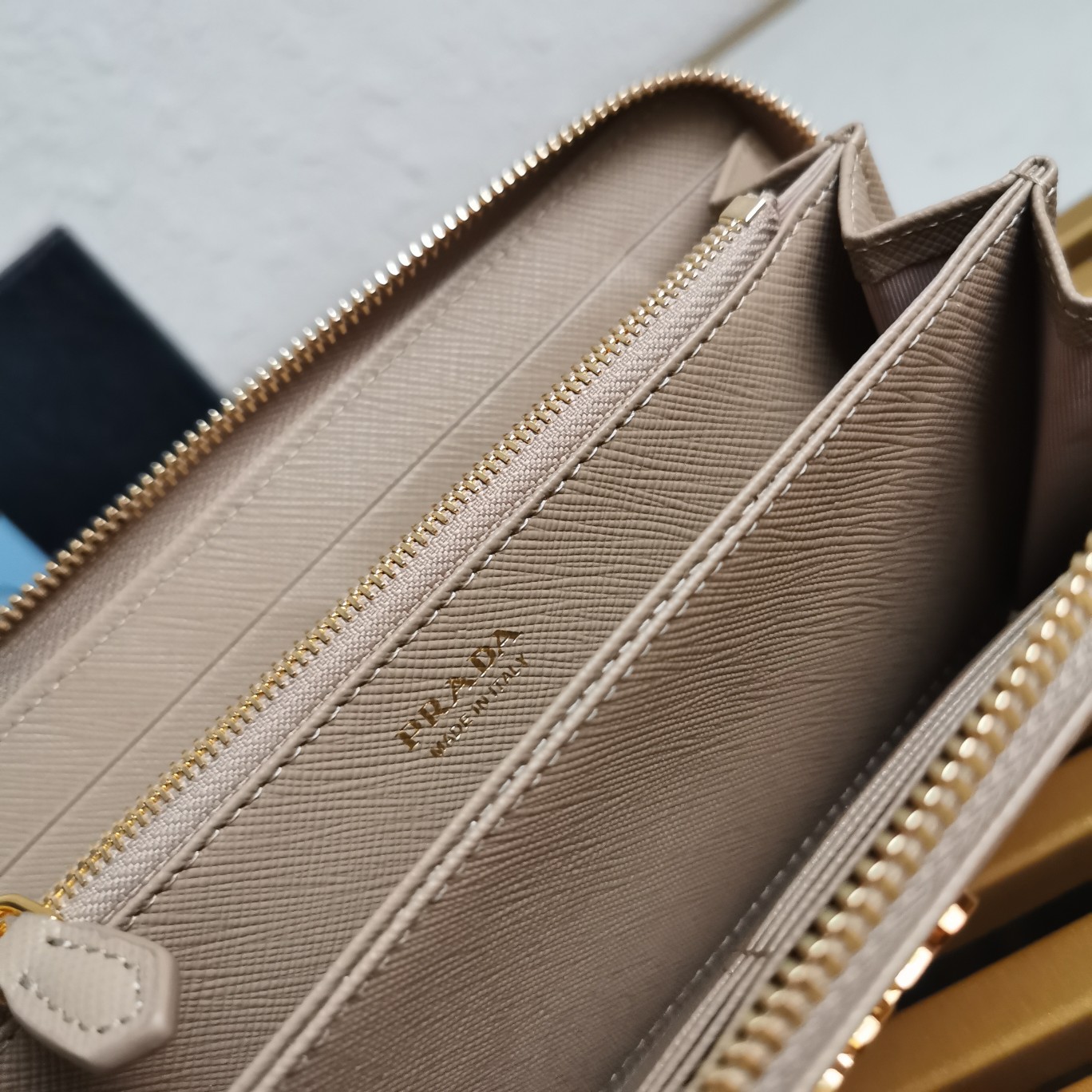 Bagsaaa Pra*a Large Saffiano leather wallet beige - 20cm