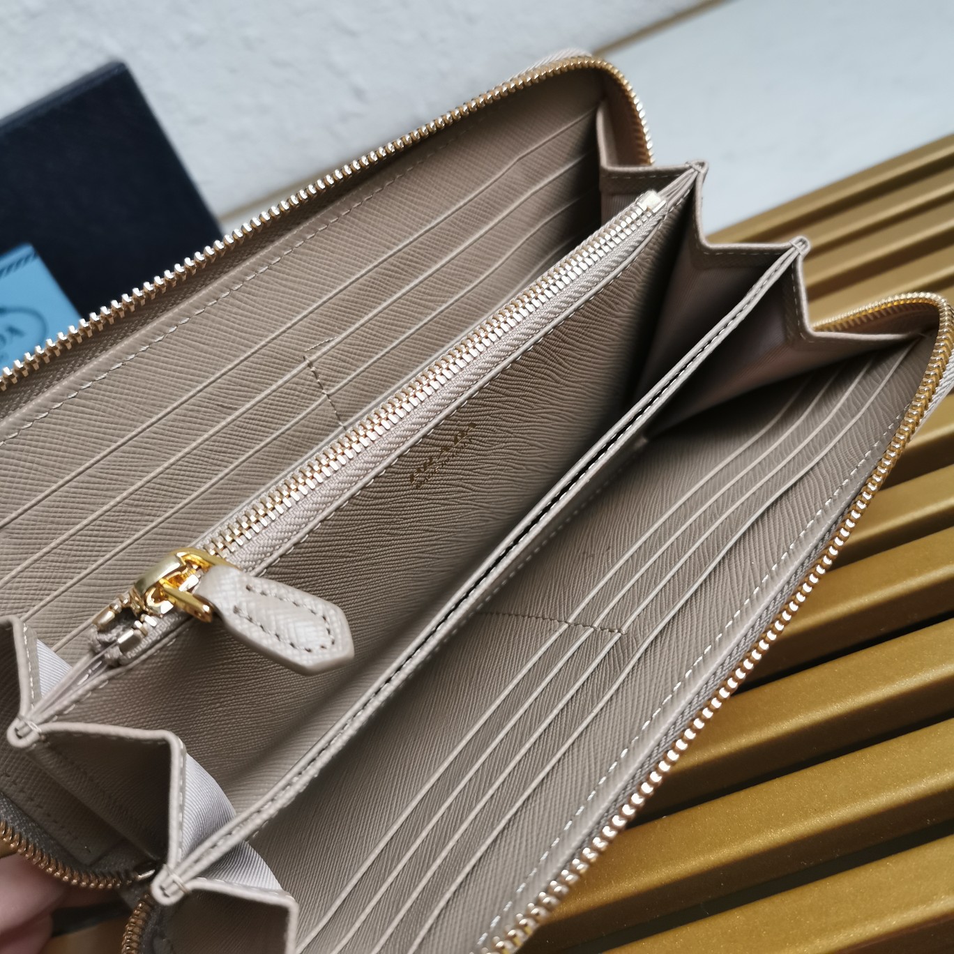 Bagsaaa Pra*a Large Saffiano leather wallet beige - 20cm