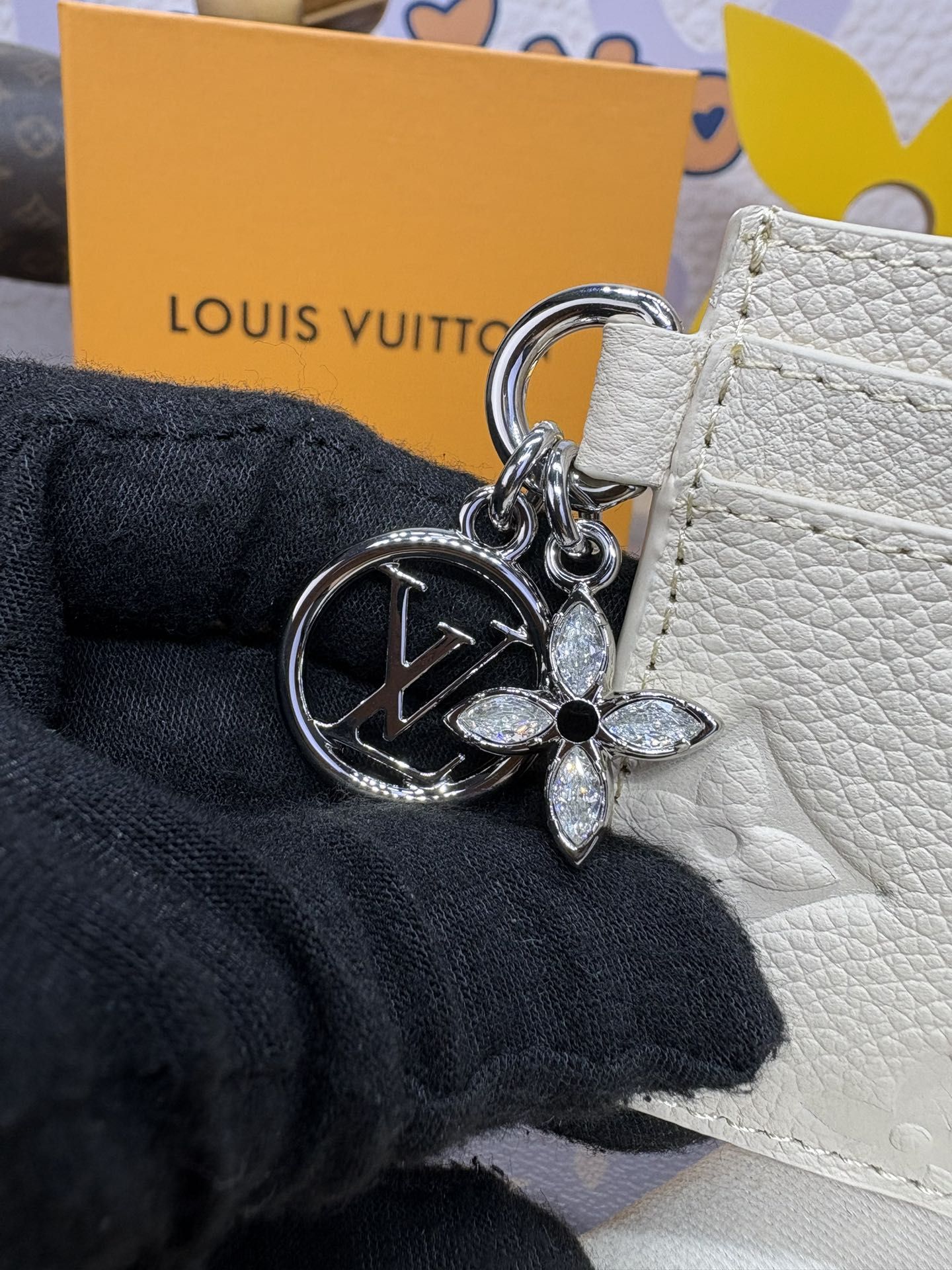 Bagsaaa L0vis Vvtt0n M12179 LV Charms Card Holder White - 10.2cm