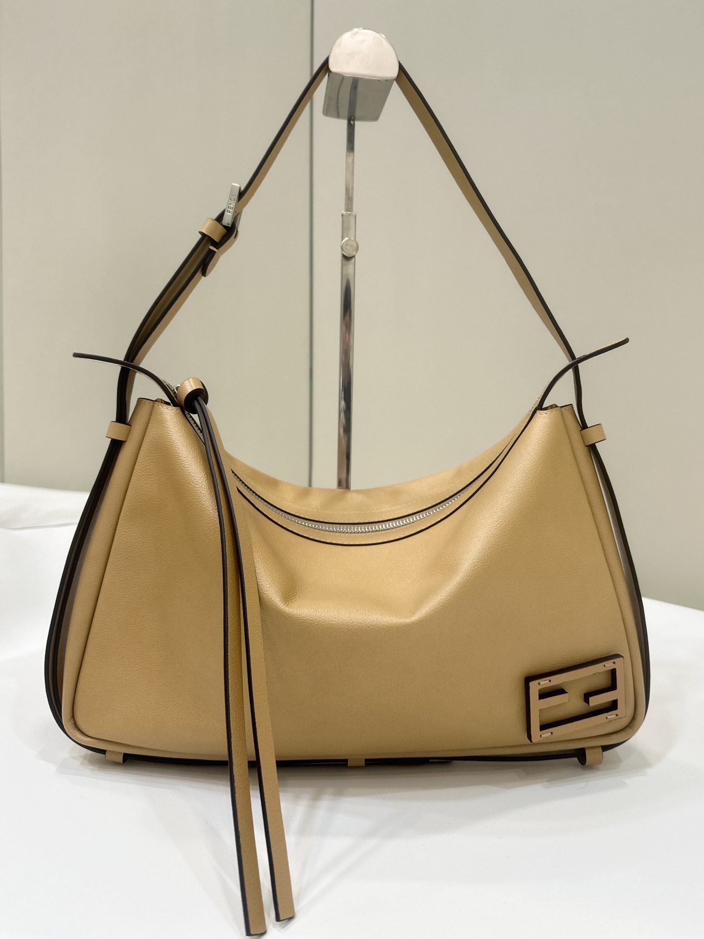 Bagsaaa Simply F**di Medium beige leather bag - 34.5cm