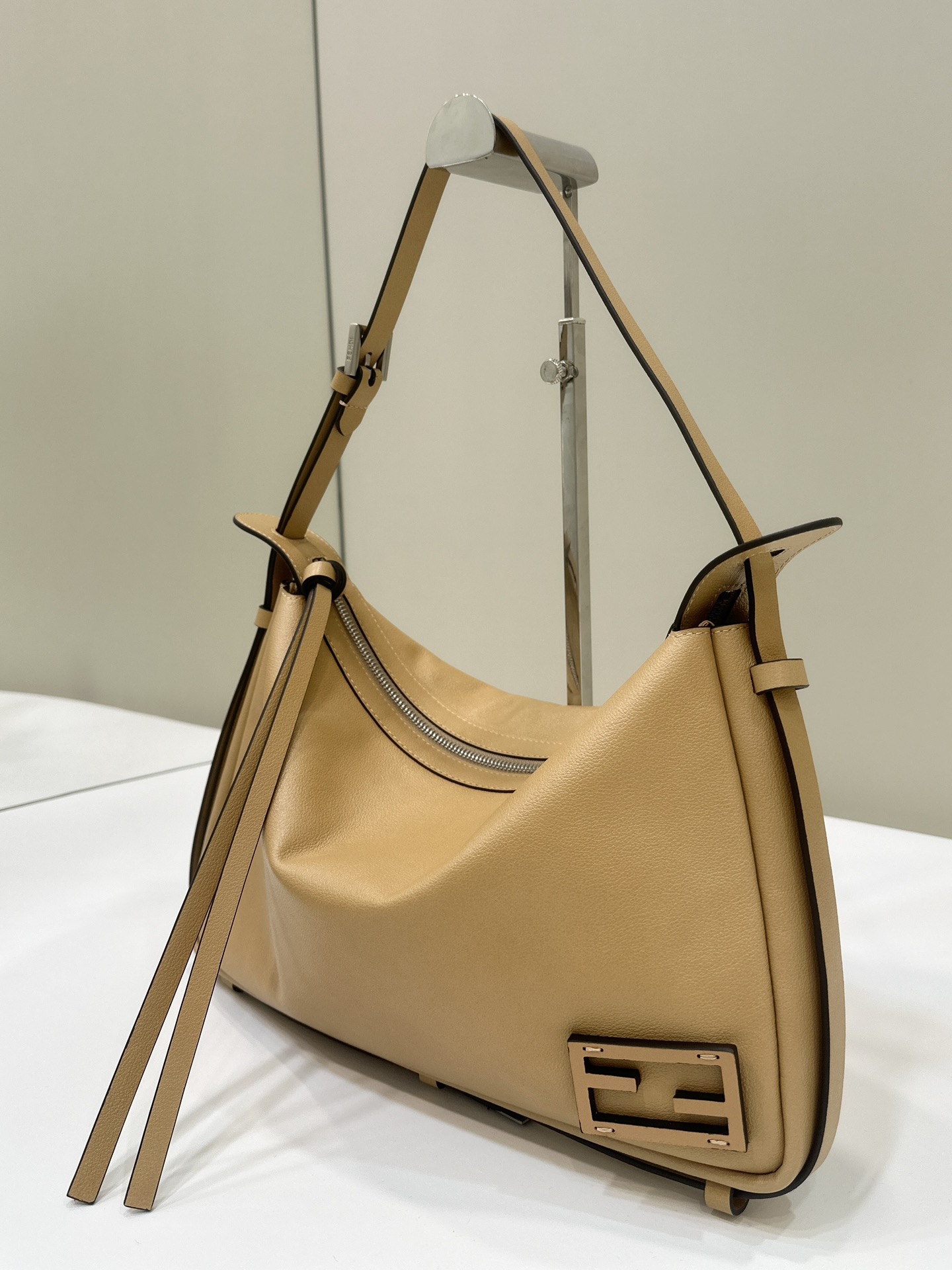 Bagsaaa Simply F**di Medium beige leather bag - 34.5cm