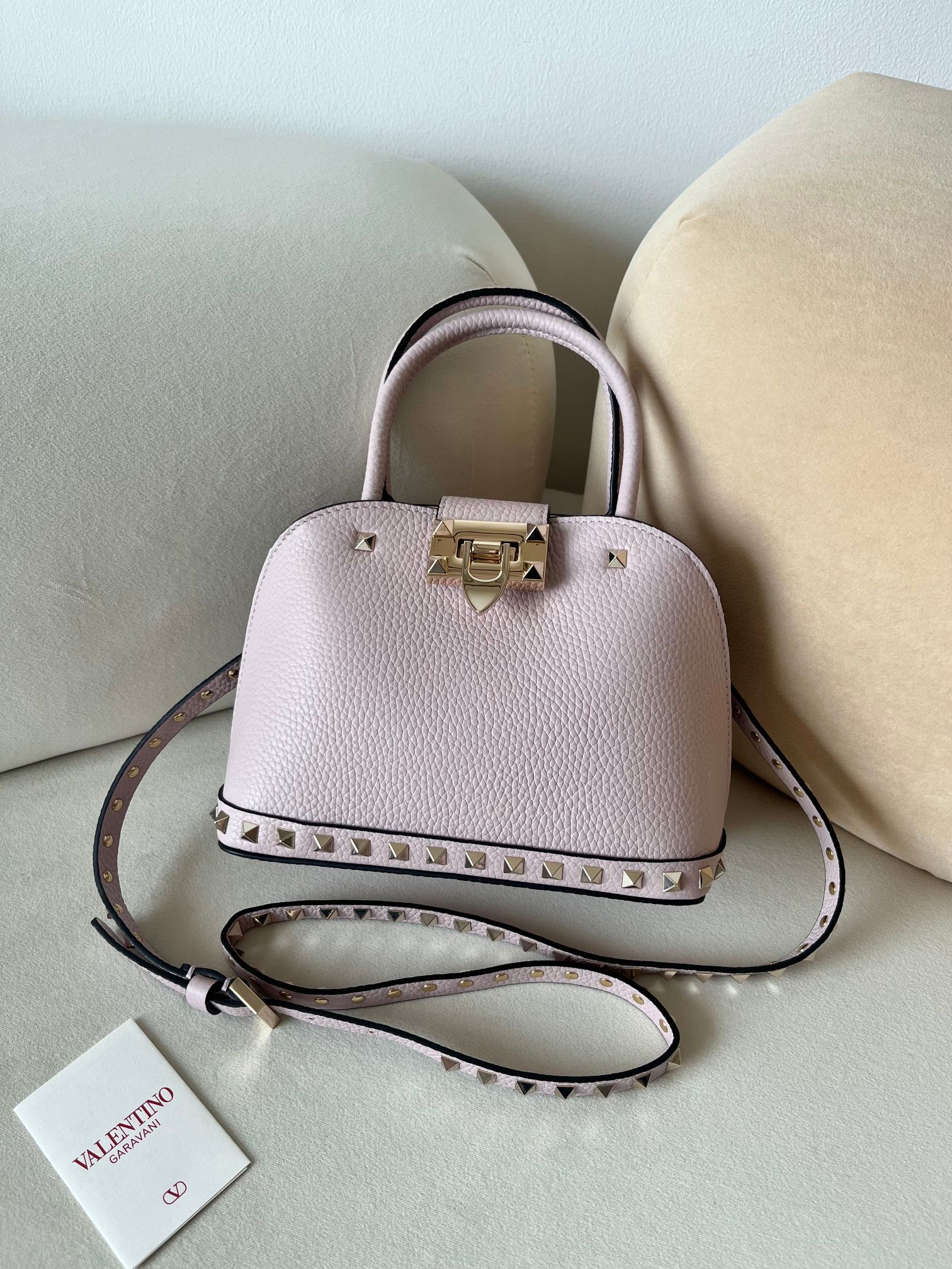 Bagsaaa Va1e*ntin0 Garavani Rockstud Small Handbag In Grainy Calfskin Light Pink - 21cm