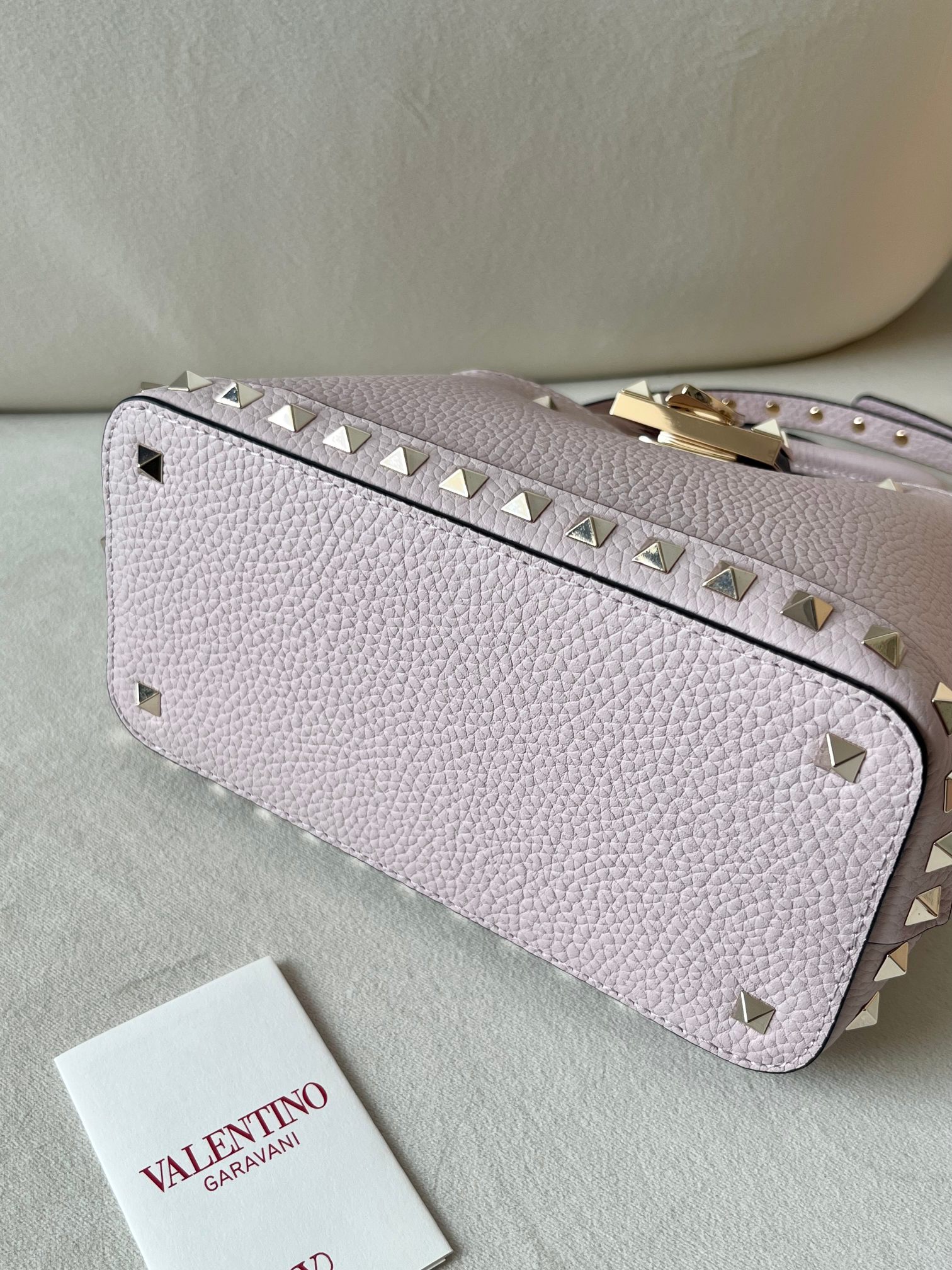 Bagsaaa Va1e*ntin0 Garavani Rockstud Small Handbag In Grainy Calfskin Light Pink - 21cm