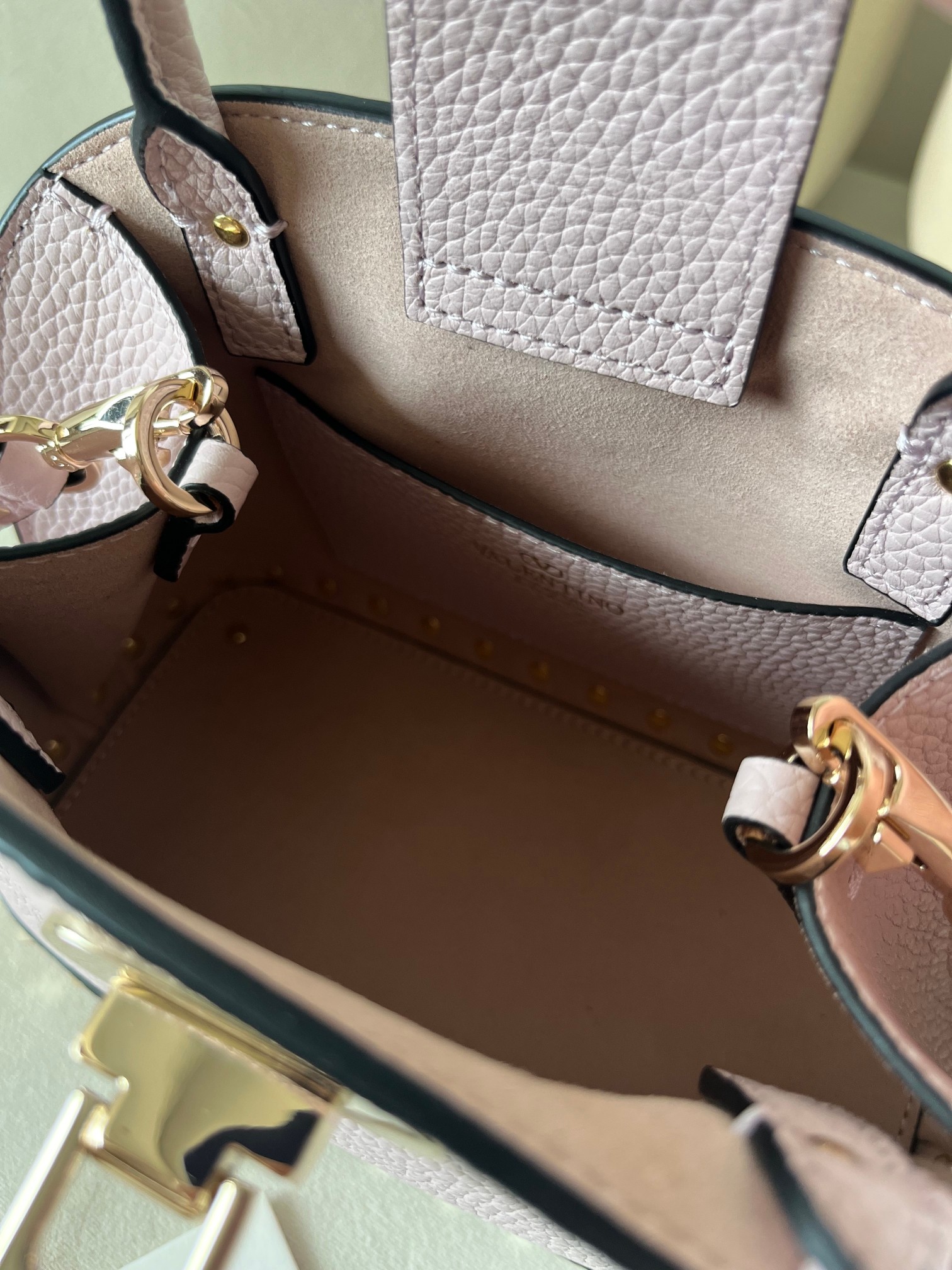 Bagsaaa Va1e*ntin0 Garavani Rockstud Small Handbag In Grainy Calfskin Light Pink - 21cm