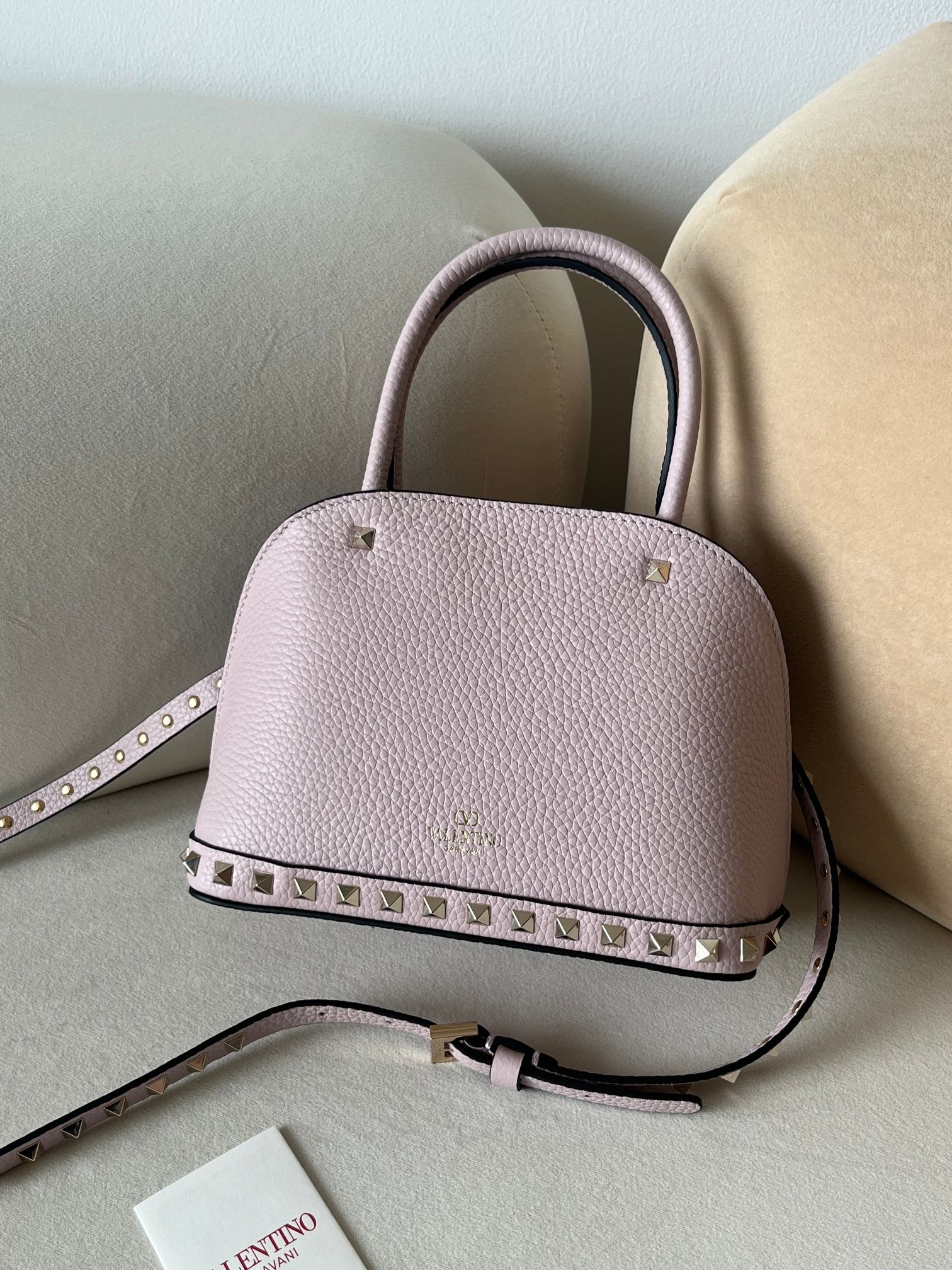 Bagsaaa Va1e*ntin0 Garavani Rockstud Small Handbag In Grainy Calfskin Light Pink - 21cm