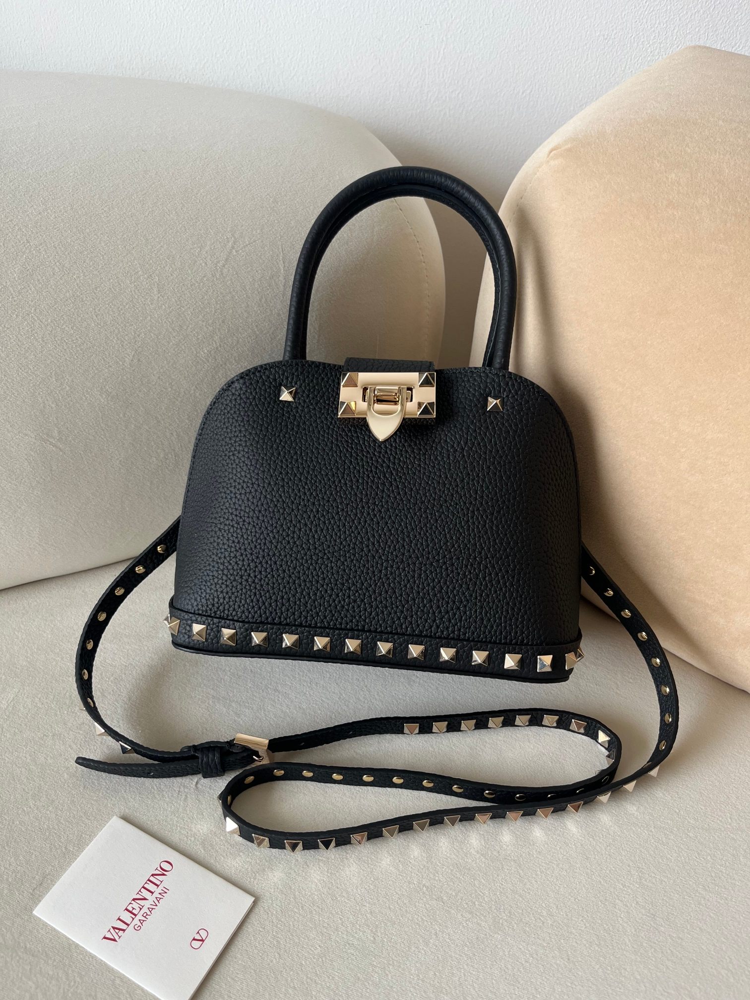 Bagsaaa Va1e*ntin0 Garavani Rockstud Small Handbag In Grainy Calfskin Black - 21cm