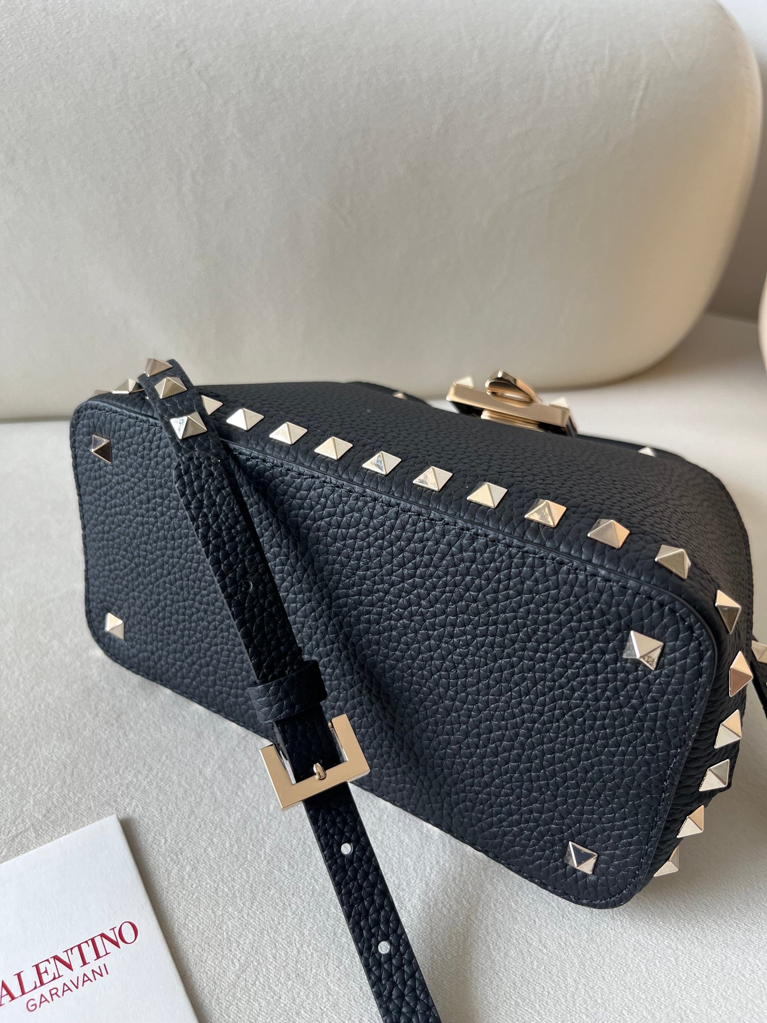 Bagsaaa Va1e*ntin0 Garavani Rockstud Small Handbag In Grainy Calfskin Black - 21cm
