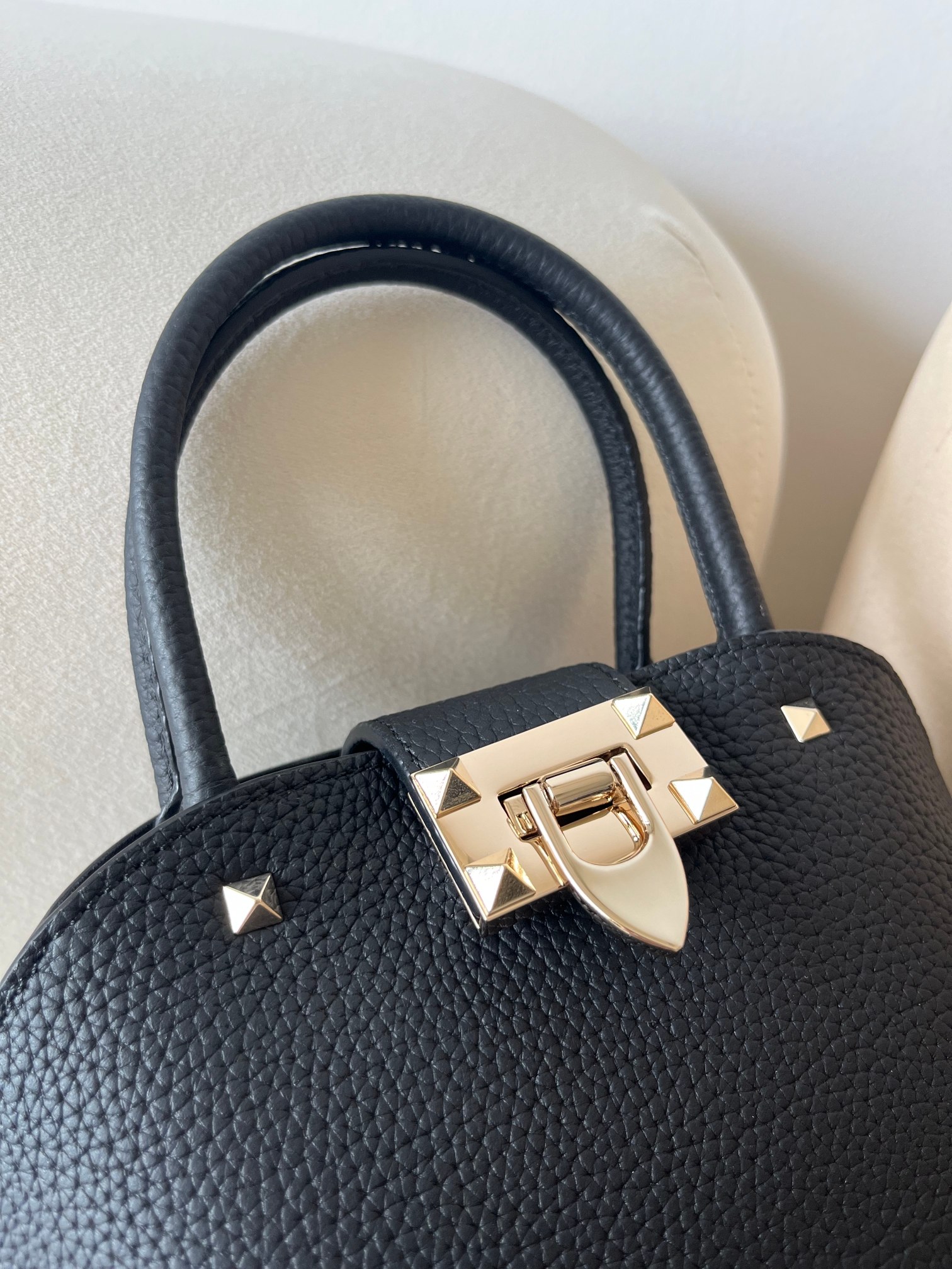 Bagsaaa Va1e*ntin0 Garavani Rockstud Small Handbag In Grainy Calfskin Black - 21cm