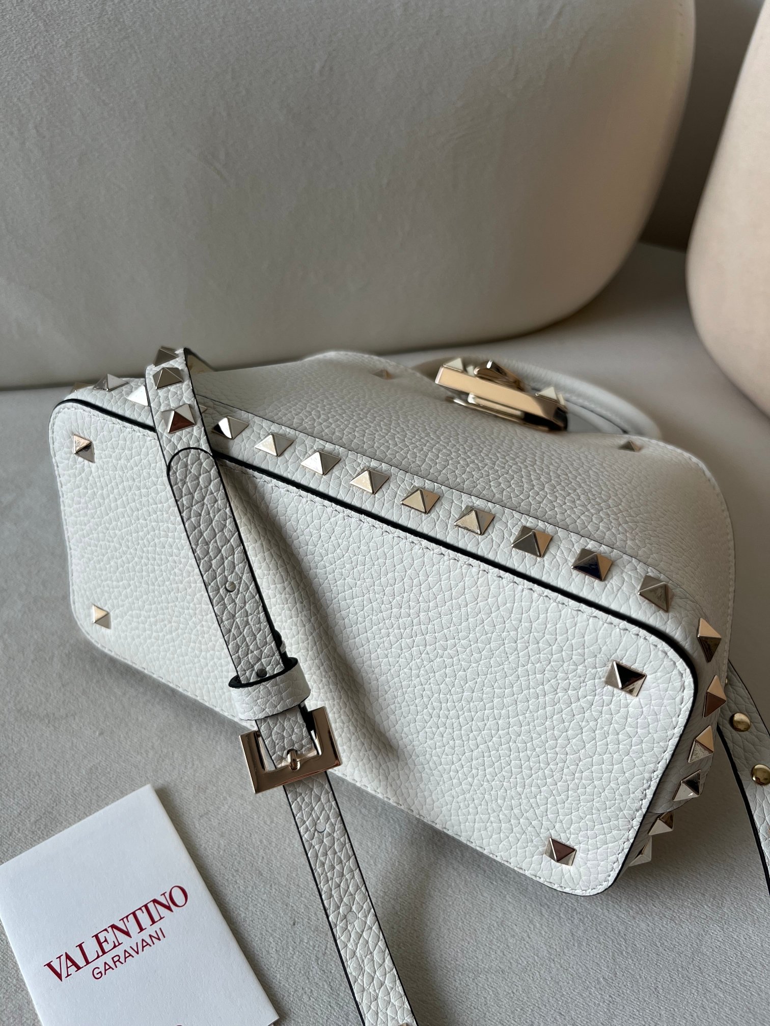 Bagsaaa Va1e*ntin0 Garavani Rockstud Small Handbag In Grainy Calfskin Ivory - 21cm