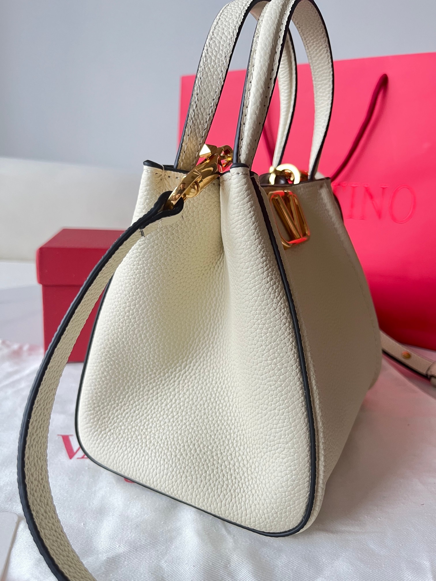 Bagsaaa Va1e*ntin0 Garavani Alltime Small Handbag In Grainy Calfskin White - 19cm