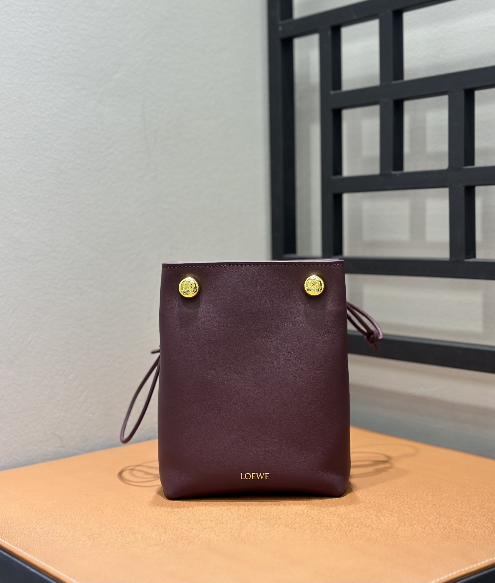 Bagsaaa L0ew* Pebble pouch in smooth calfskin Dark Burgundy - 21.5cm