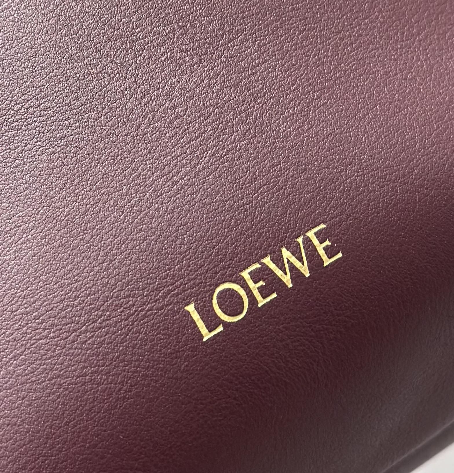 Bagsaaa L0ew* Pebble pouch in smooth calfskin Dark Burgundy - 21.5cm