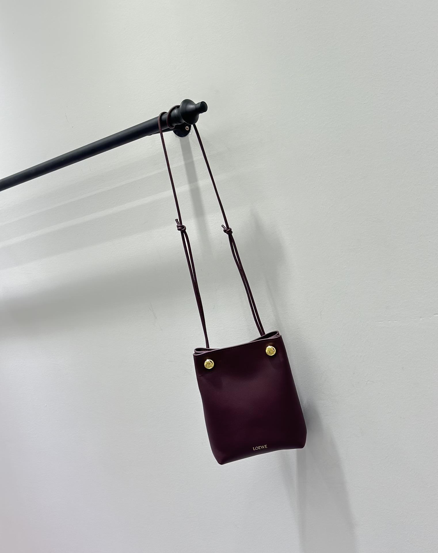 Bagsaaa L0ew* Pebble pouch in smooth calfskin Dark Burgundy - 21.5cm