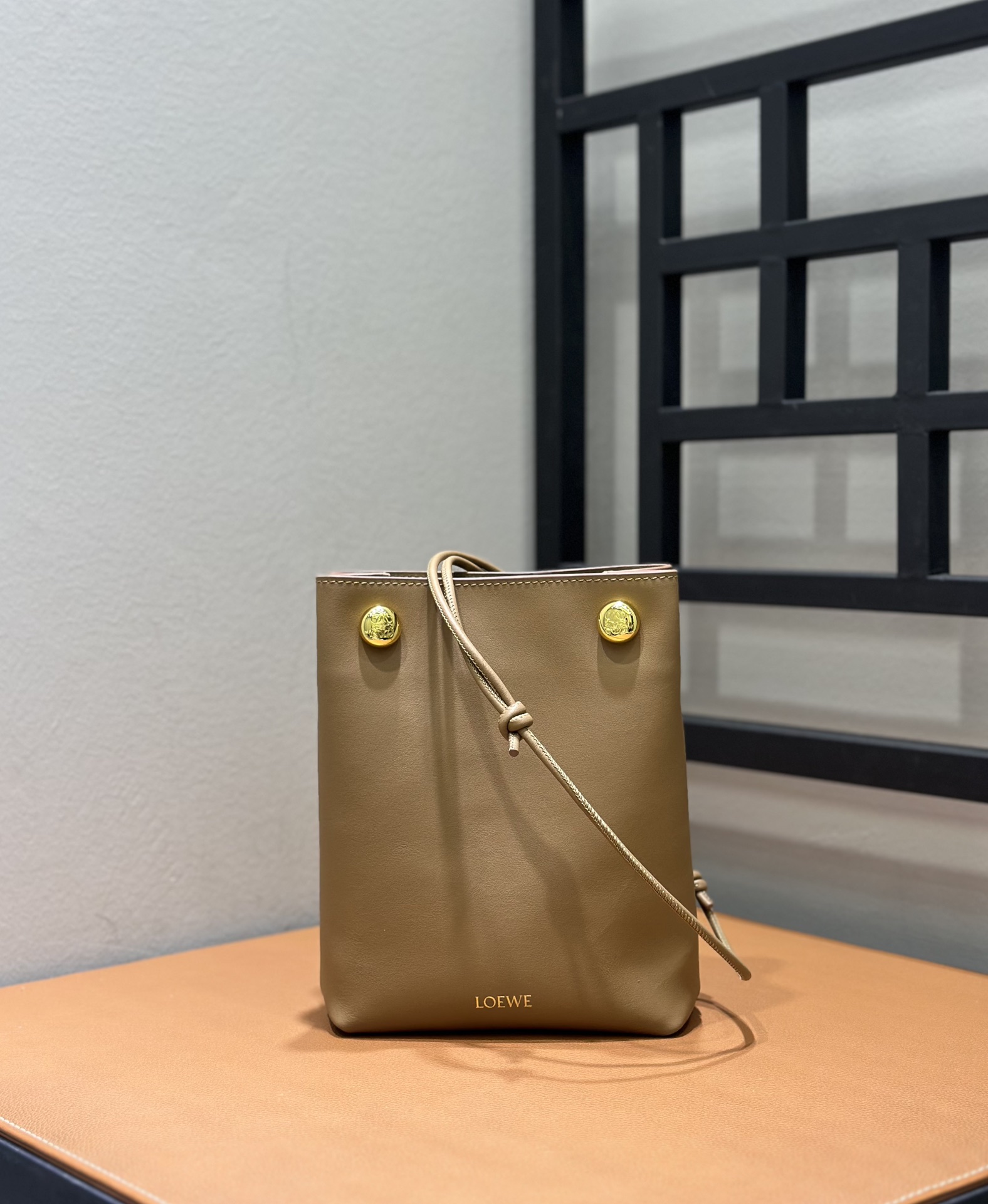 Bagsaaa L0ew* Pebble pouch in smooth calfskin beige - 21.5cm