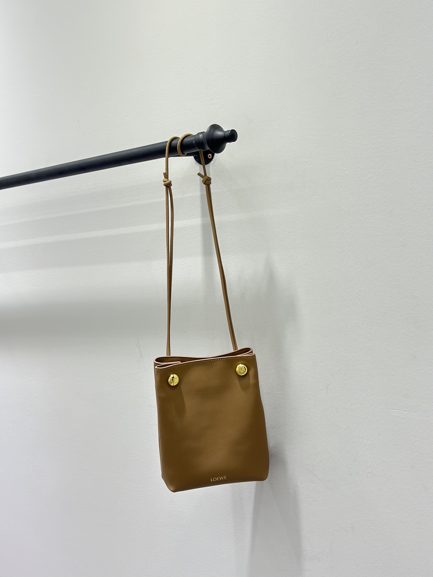 Bagsaaa L0ew* Pebble pouch in smooth calfskin beige - 21.5cm