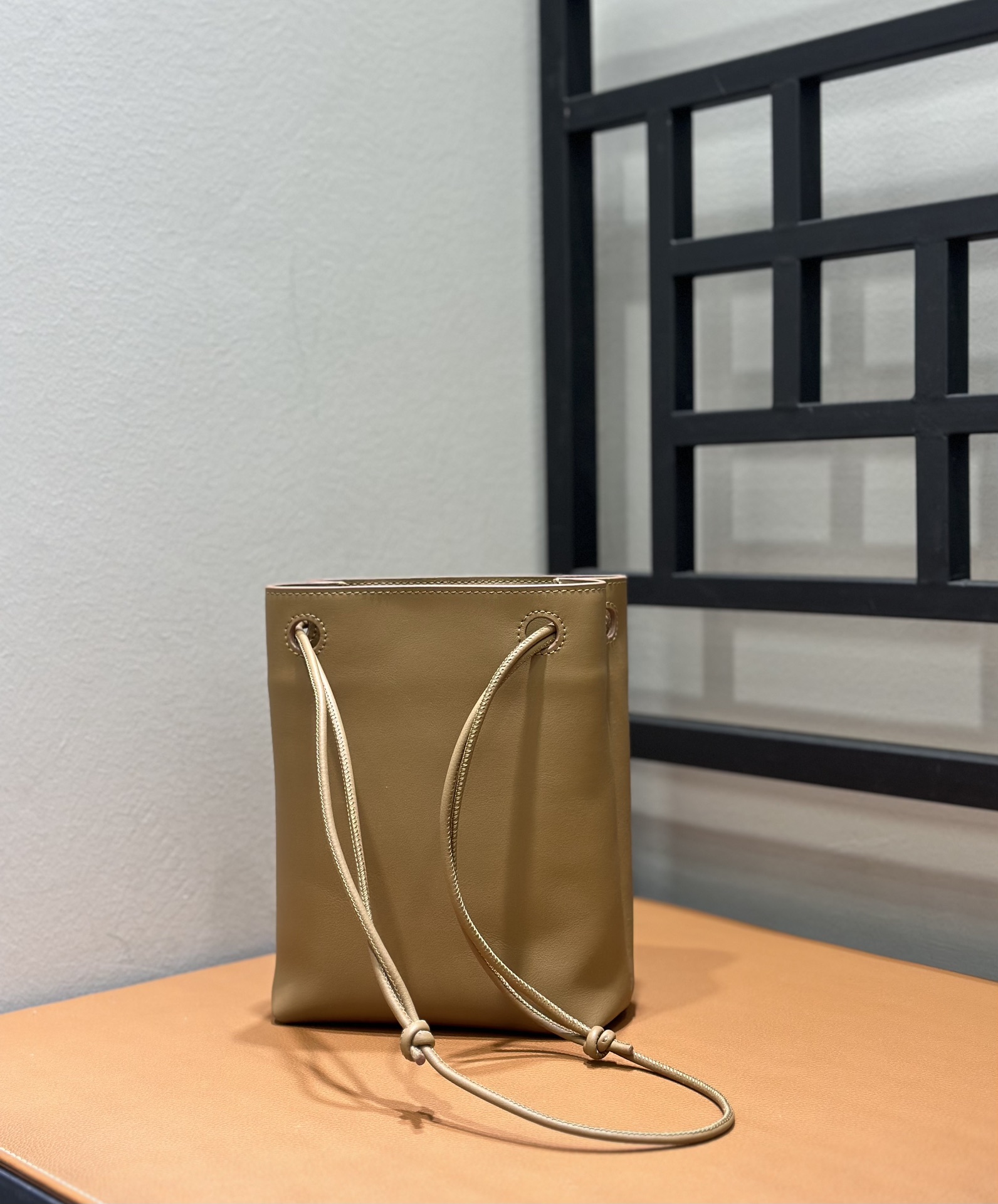 Bagsaaa L0ew* Pebble pouch in smooth calfskin beige - 21.5cm