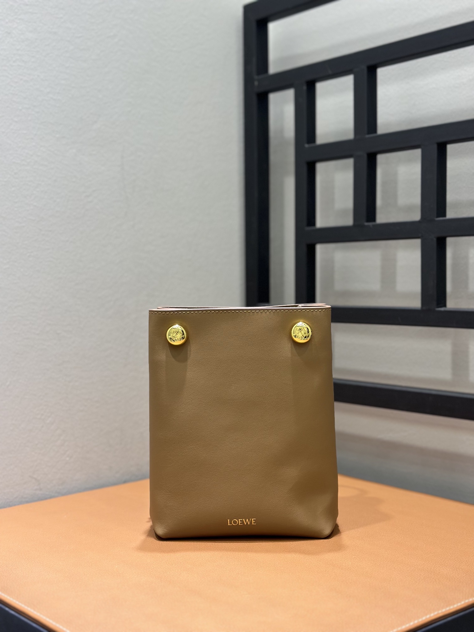 Bagsaaa L0ew* Pebble pouch in smooth calfskin beige - 21.5cm
