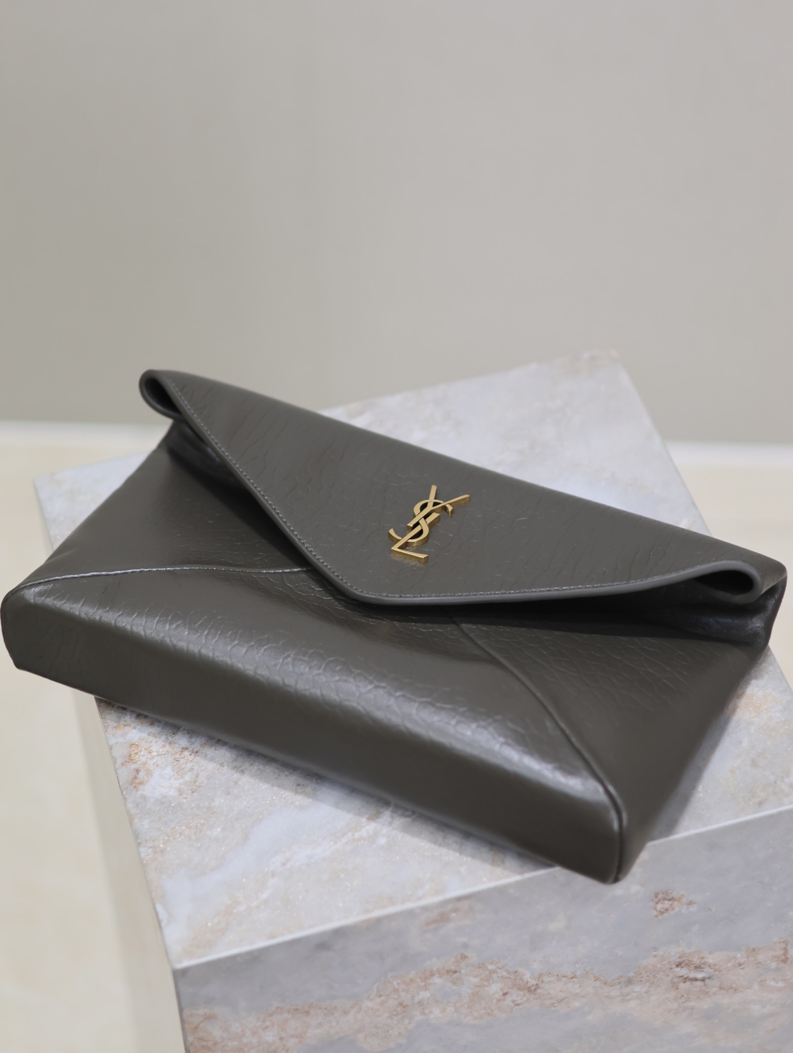 Bagsaaa Cassandre large envelope pouch in lambskin 769307 light musk - 29.5cm
