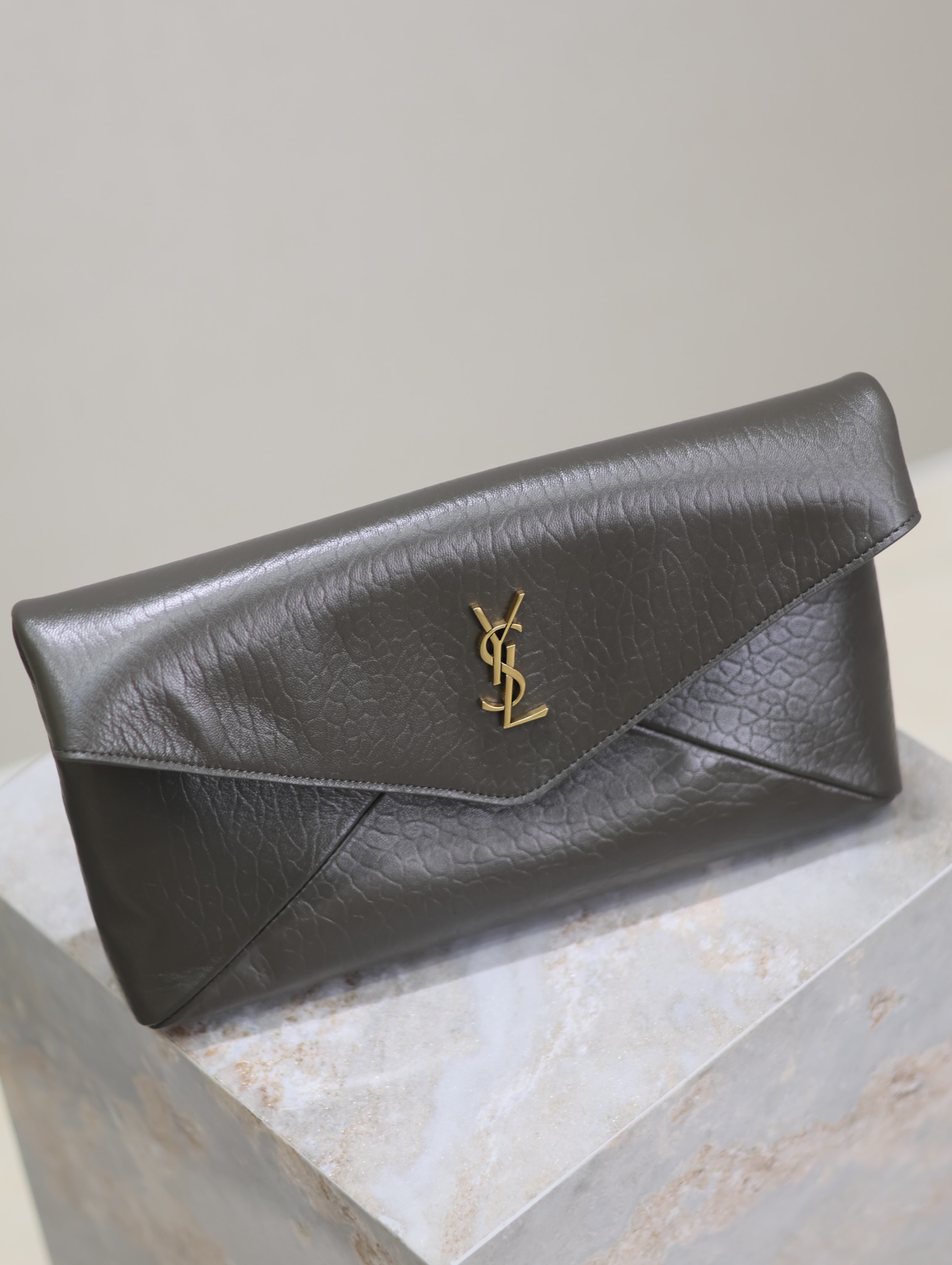 Bagsaaa Cassandre large envelope pouch in lambskin 769307 light musk - 29.5cm