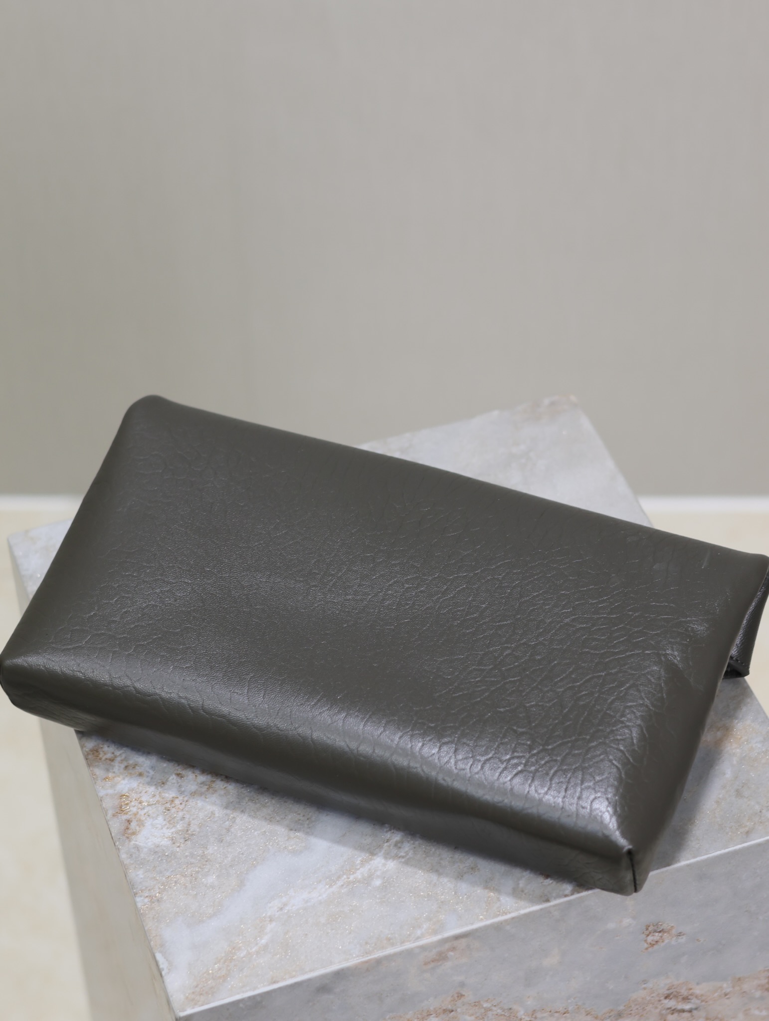 Bagsaaa Cassandre large envelope pouch in lambskin 769307 light musk - 29.5cm