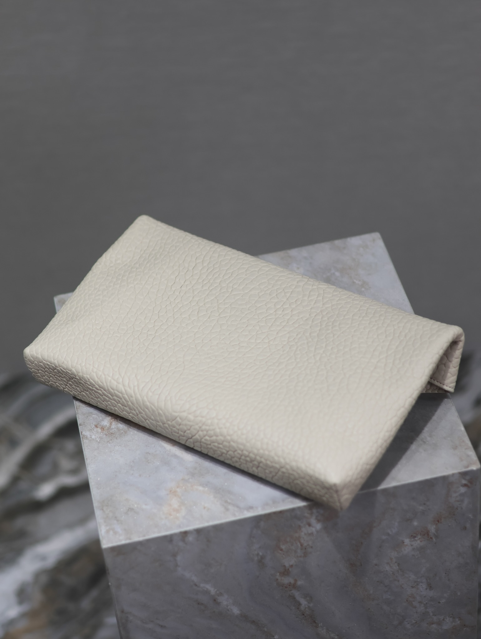 Bagsaaa Cassandre large envelope pouch in lambskin 769307 white - 29.5cm