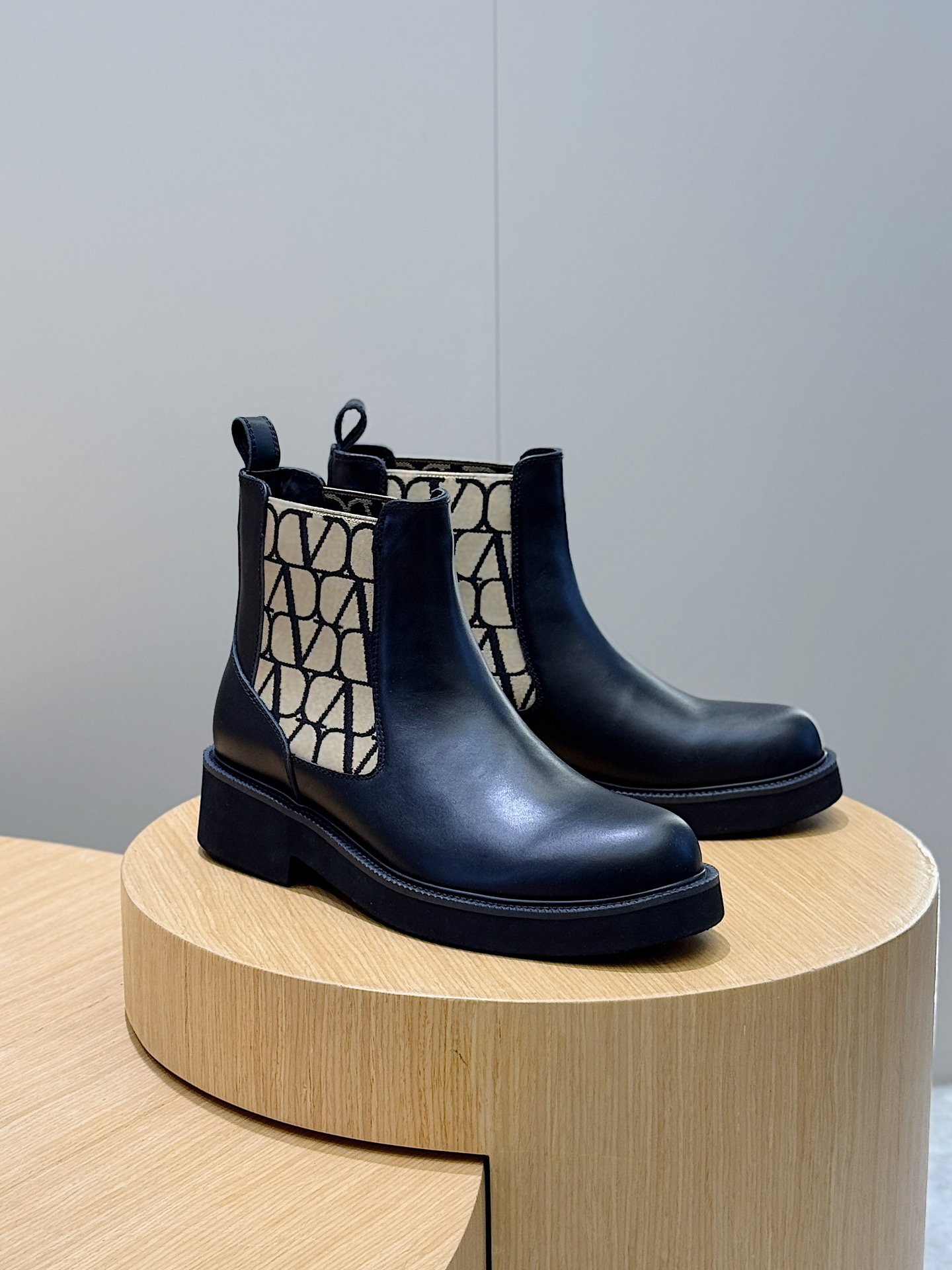 Bagsaaa Va1e*ntin0 Toile Iconographe Chelsea Boot In Toile Iconographe Technical Fabric And Calfskin